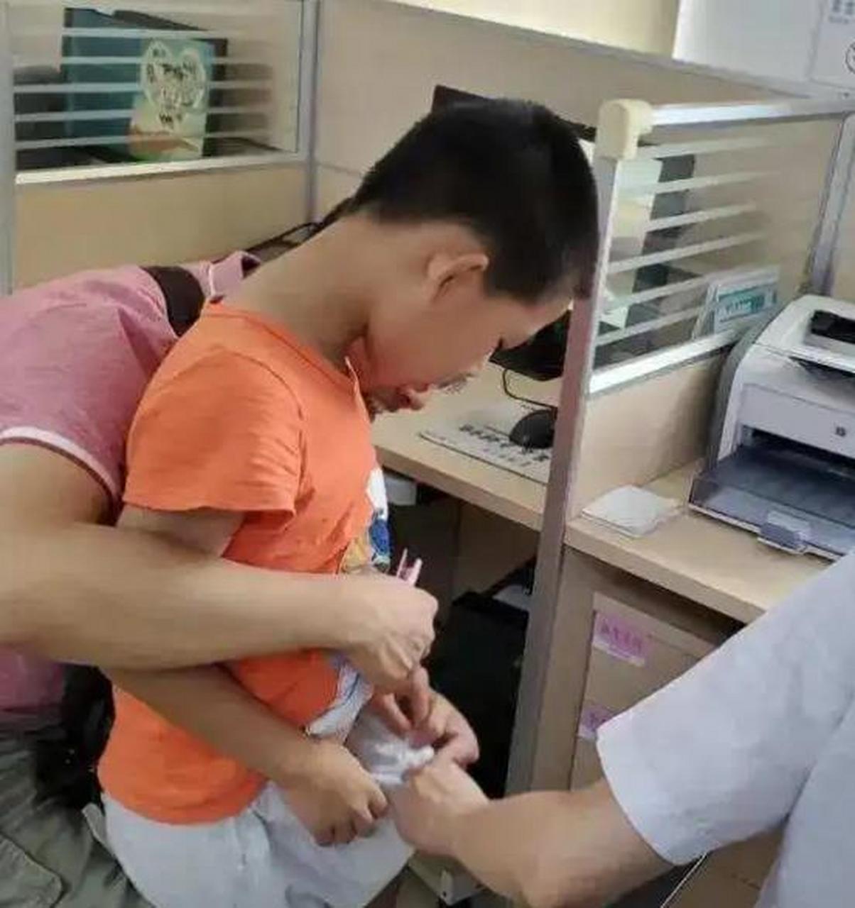 12岁男孩自己在家割包皮,自称跟短视频学的!