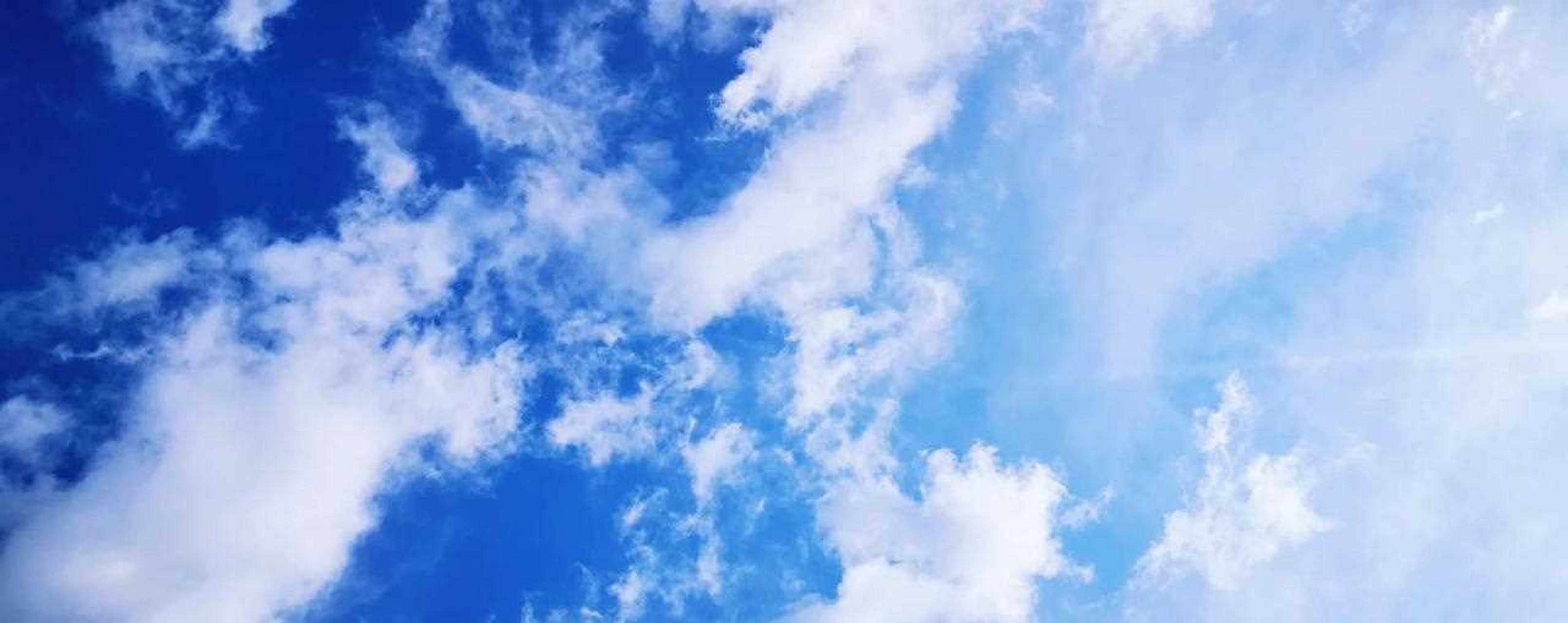 北京今天的天真蓝,美的不由自主抬头仰望,真挪不动脚步,必须举起拍照