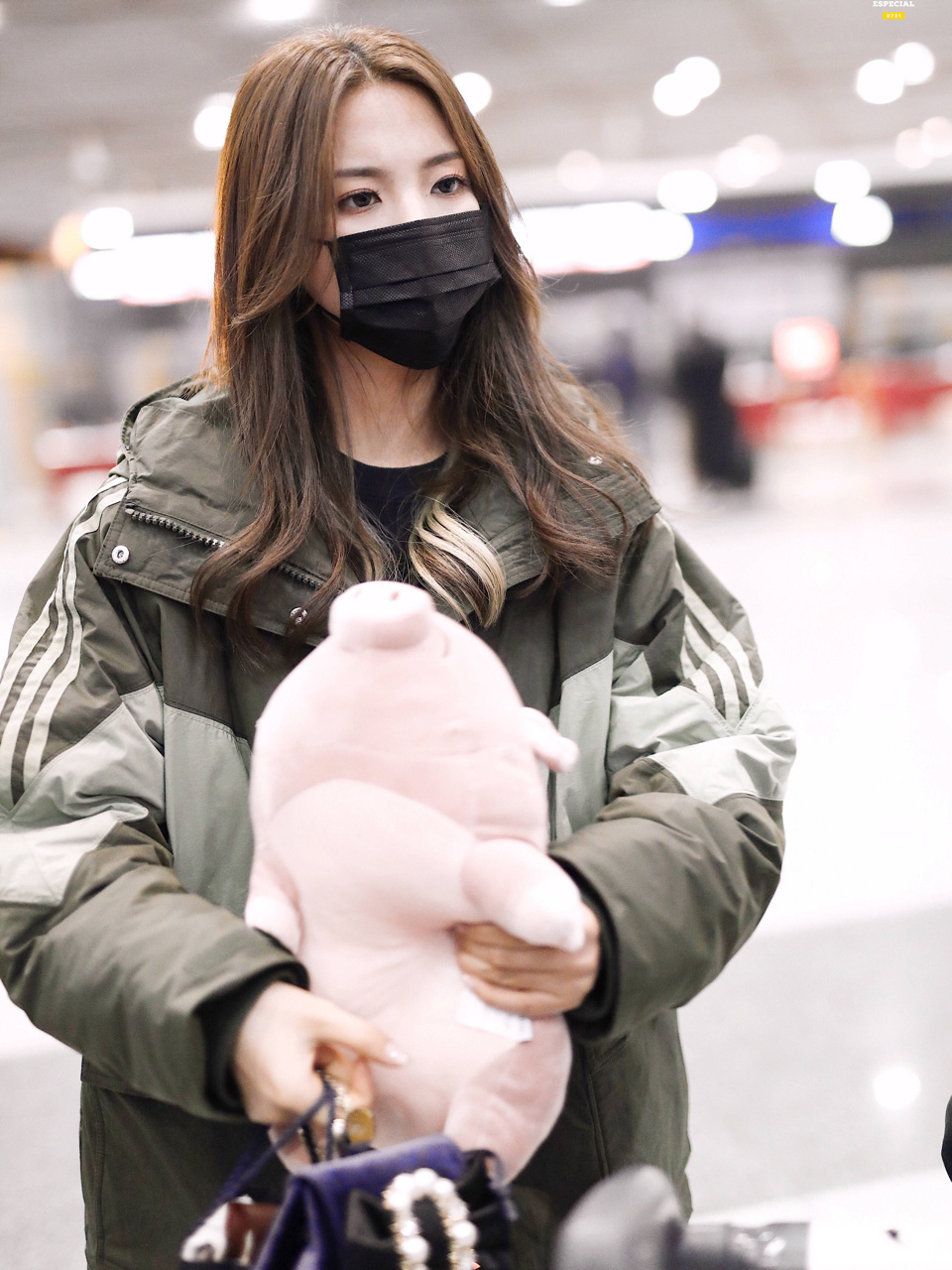 火箭少女成员穿搭 杨超越日常私服穿搭分享 外套|阿迪达斯 adida 包包