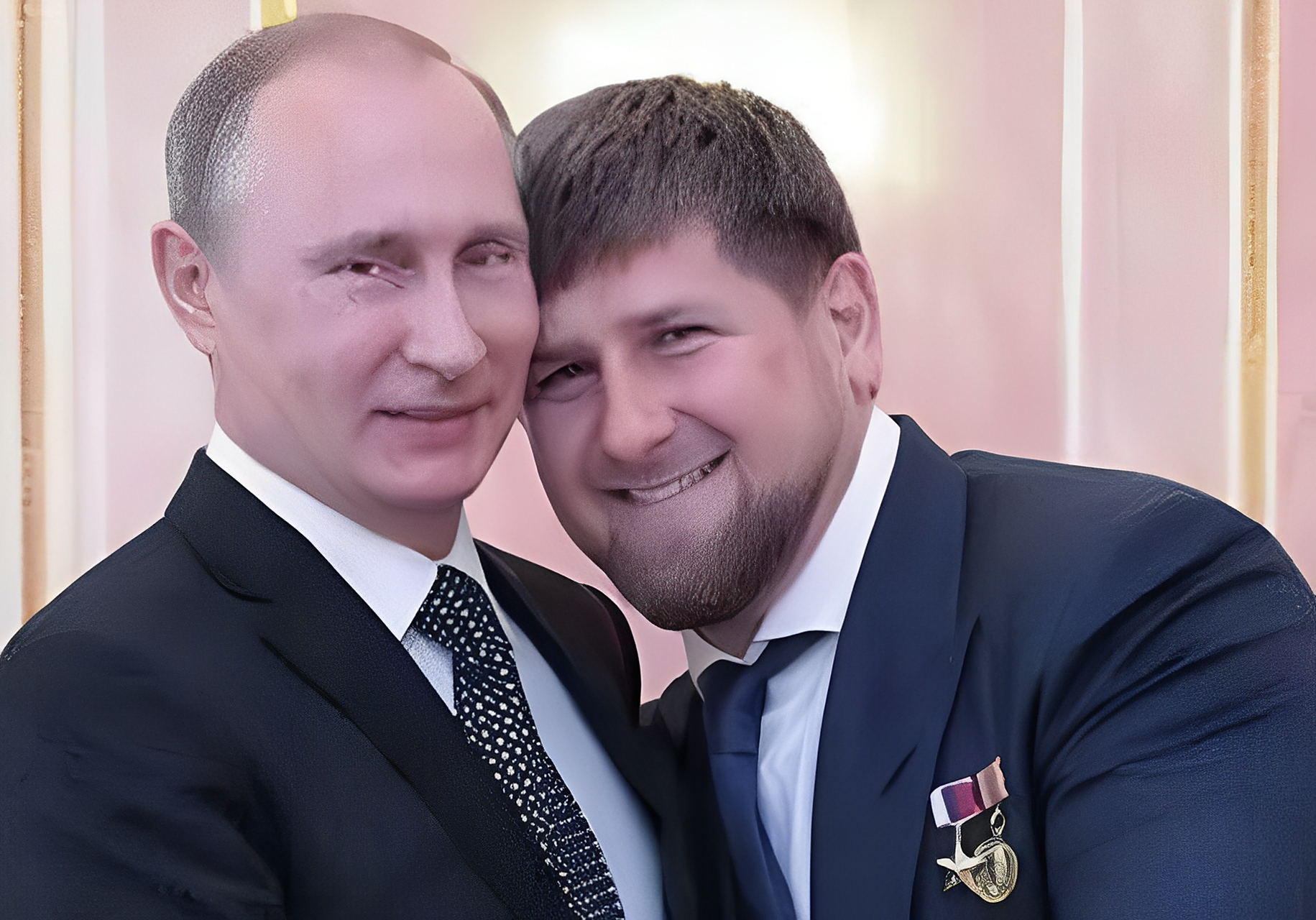 这是车臣总统卡德罗夫和6个儿女,两个老婆的合影.