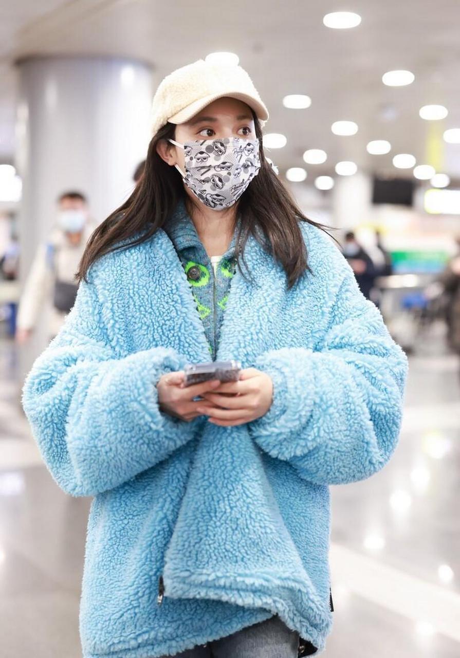 彭小苒机场街拍 蓝色摇粒绒外套 破洞牛仔裤 棒球帽温暖清新