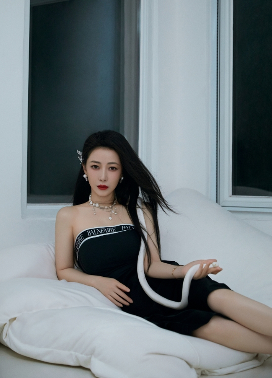 性感火辣的气质女神#陈紫函# 雪肤玉貌,丰腴身姿,风情万种,美艳迷人的