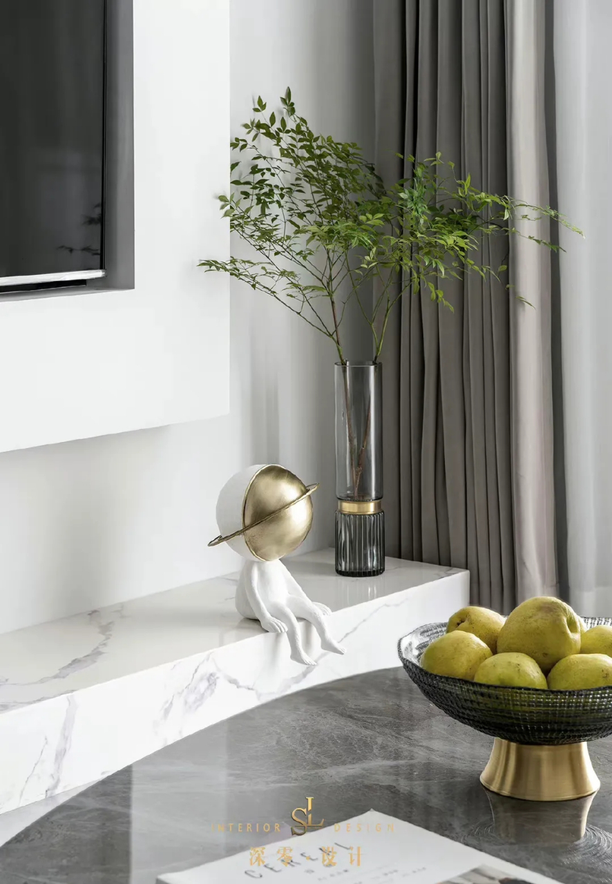 放弃收纳功能保留客厅原始开间,150mm的地台高度和悬空电视墙之间