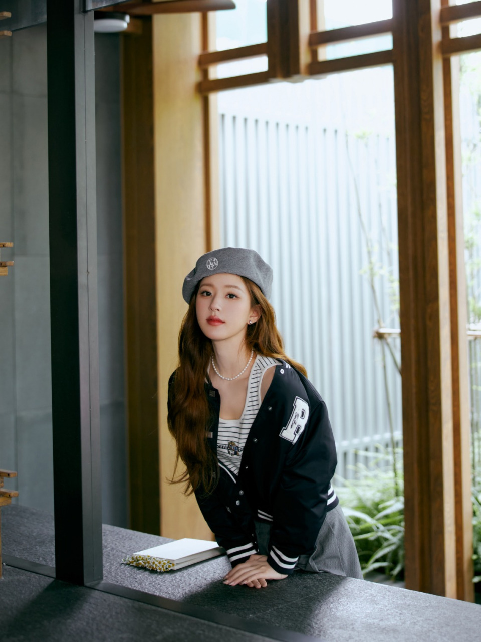 赵露思现代经典学院风 用棒球服搭配灰色百褶裙,贝雷帽点缀 完美诠释