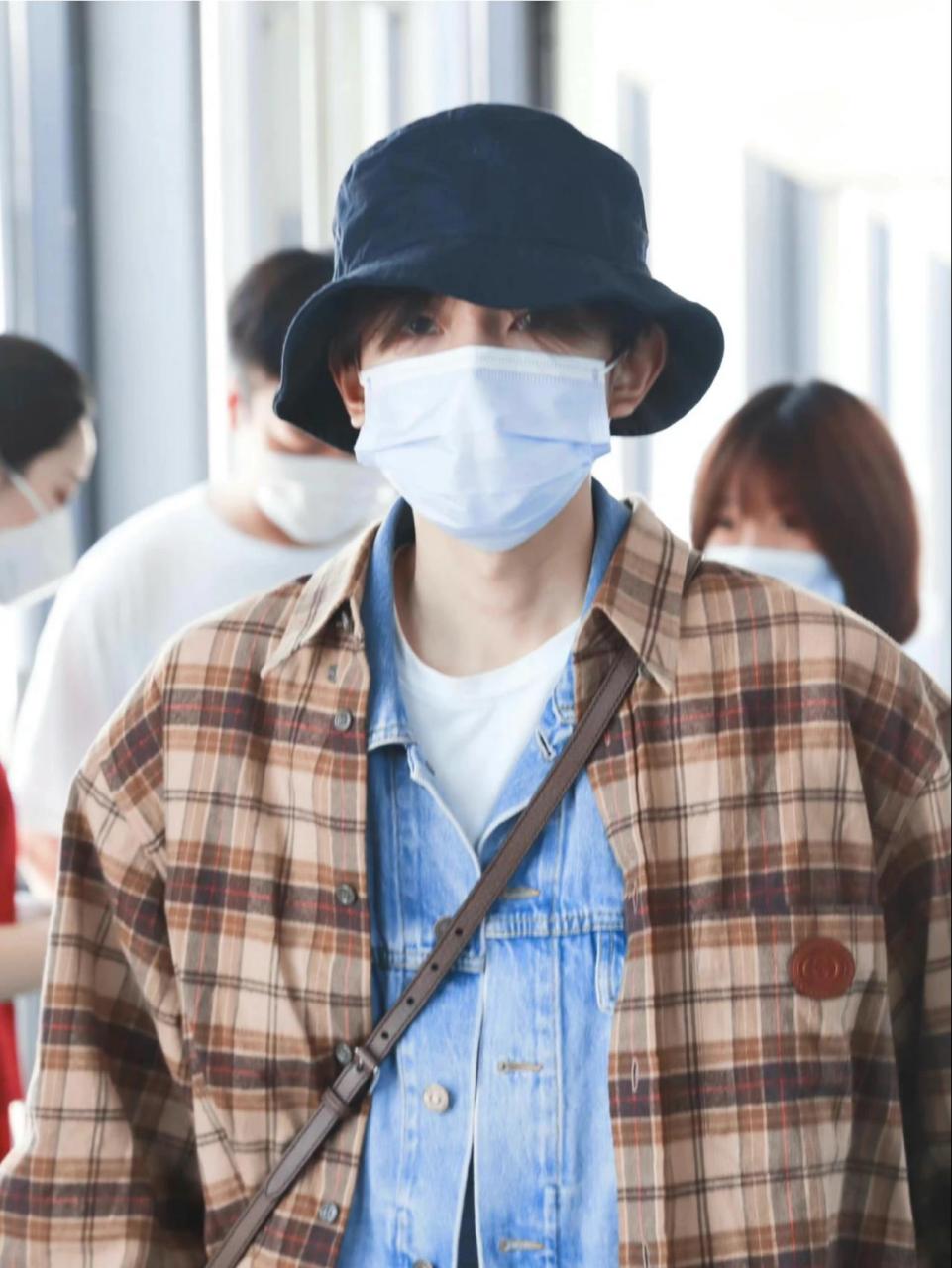 22岁的限定王源 养成系男孩 他驾驭住了男友风穿搭 渔夫帽 格子衫戴出