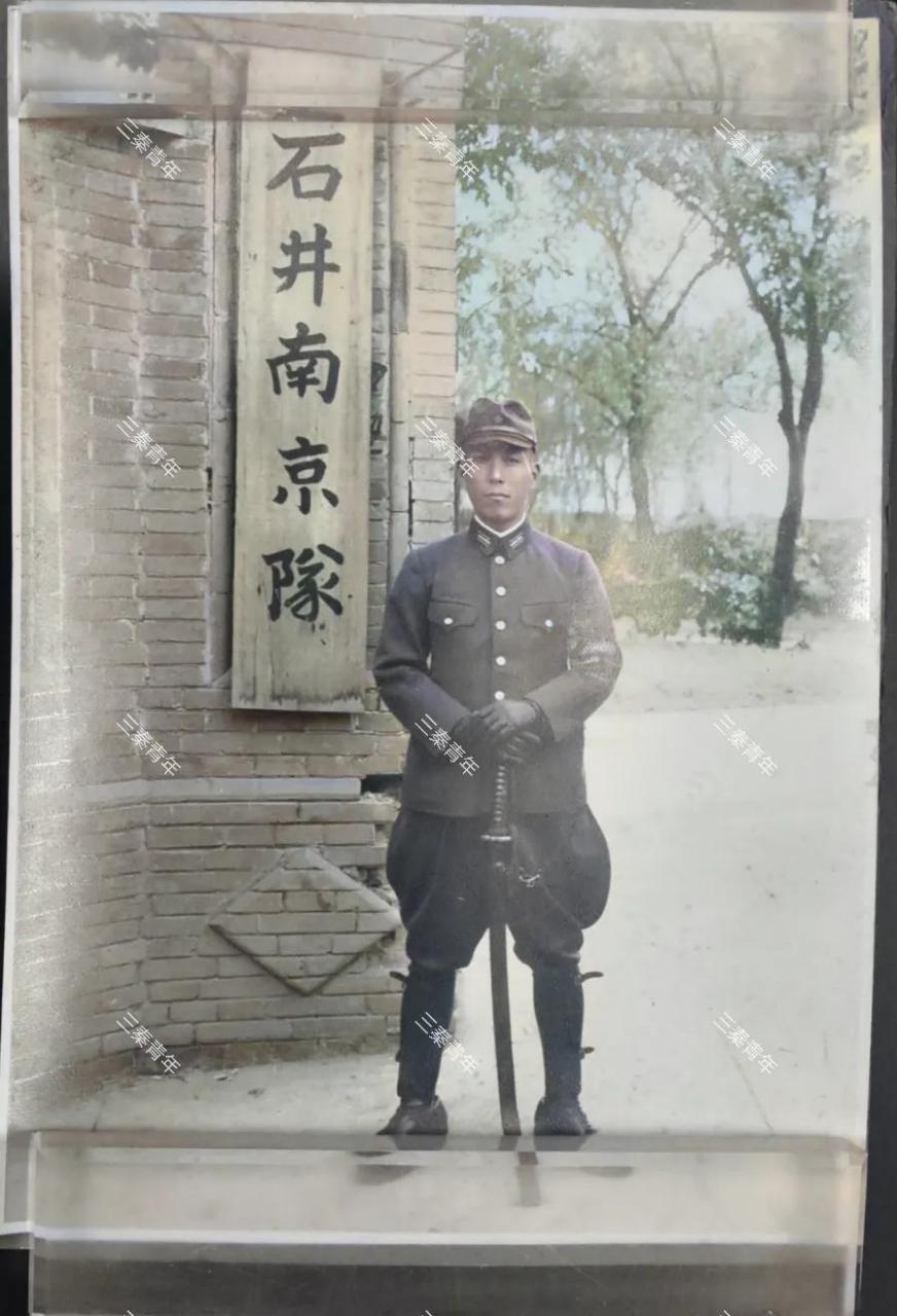 1940年,南京,石井四郎的部队中的一名中尉军官在军营前留下一张照片
