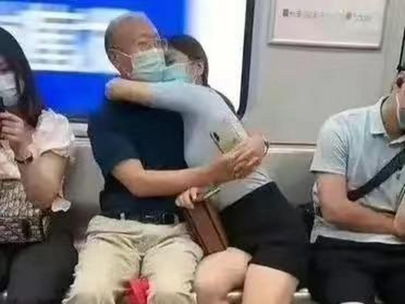 姑娘你是喝醉了吗?大爷一脸的嫌弃.