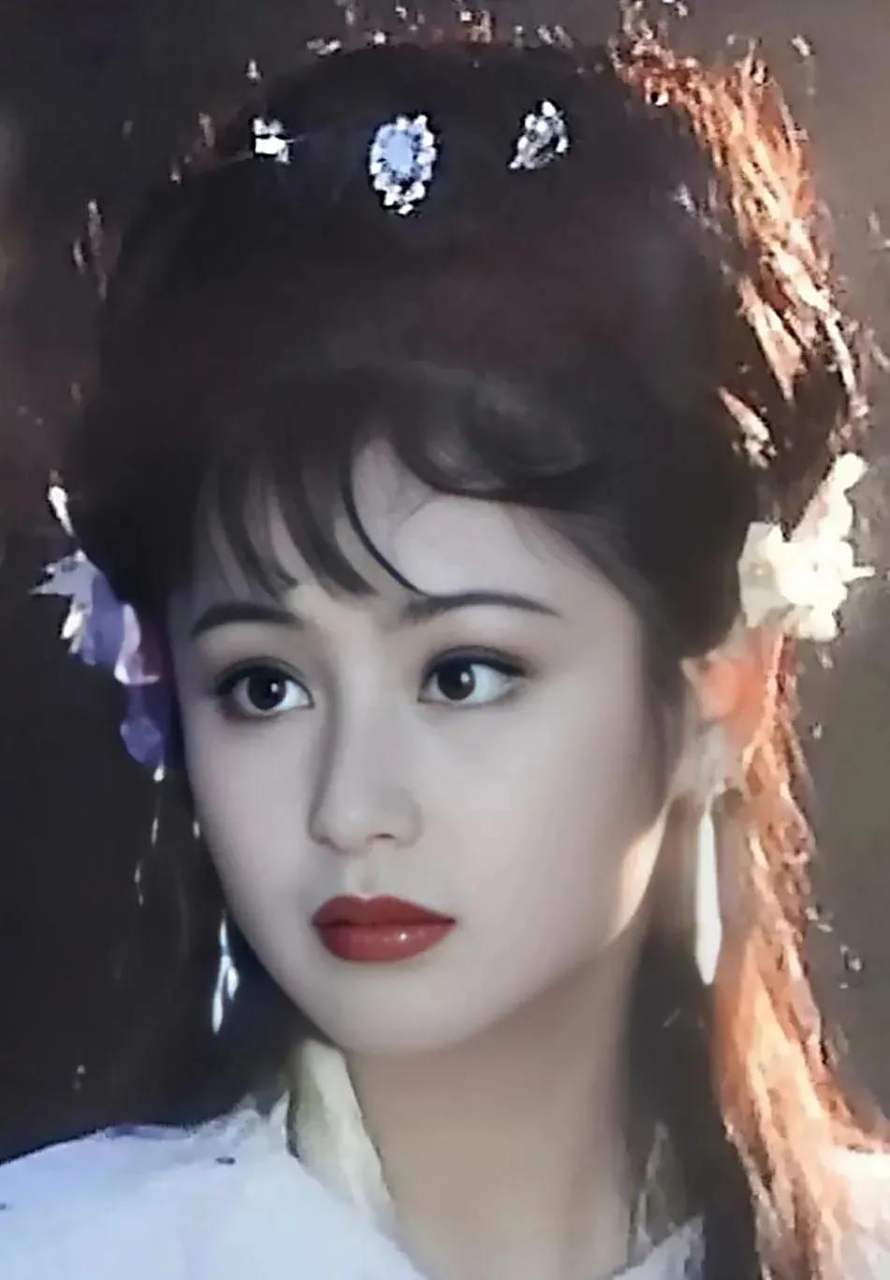 陈红年轻时的古装照中,她的容貌令人惊叹,明眸皓齿,肌肤如雪,美丽绝伦