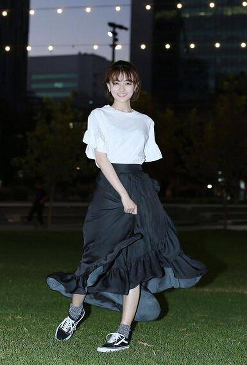 徐璐白色荷叶边t需配上黑色长裙,一双运动鞋配短袜少女气息十足.