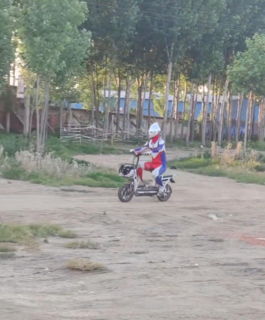 惊天秘密,奥特曼竟然会骑电动车了