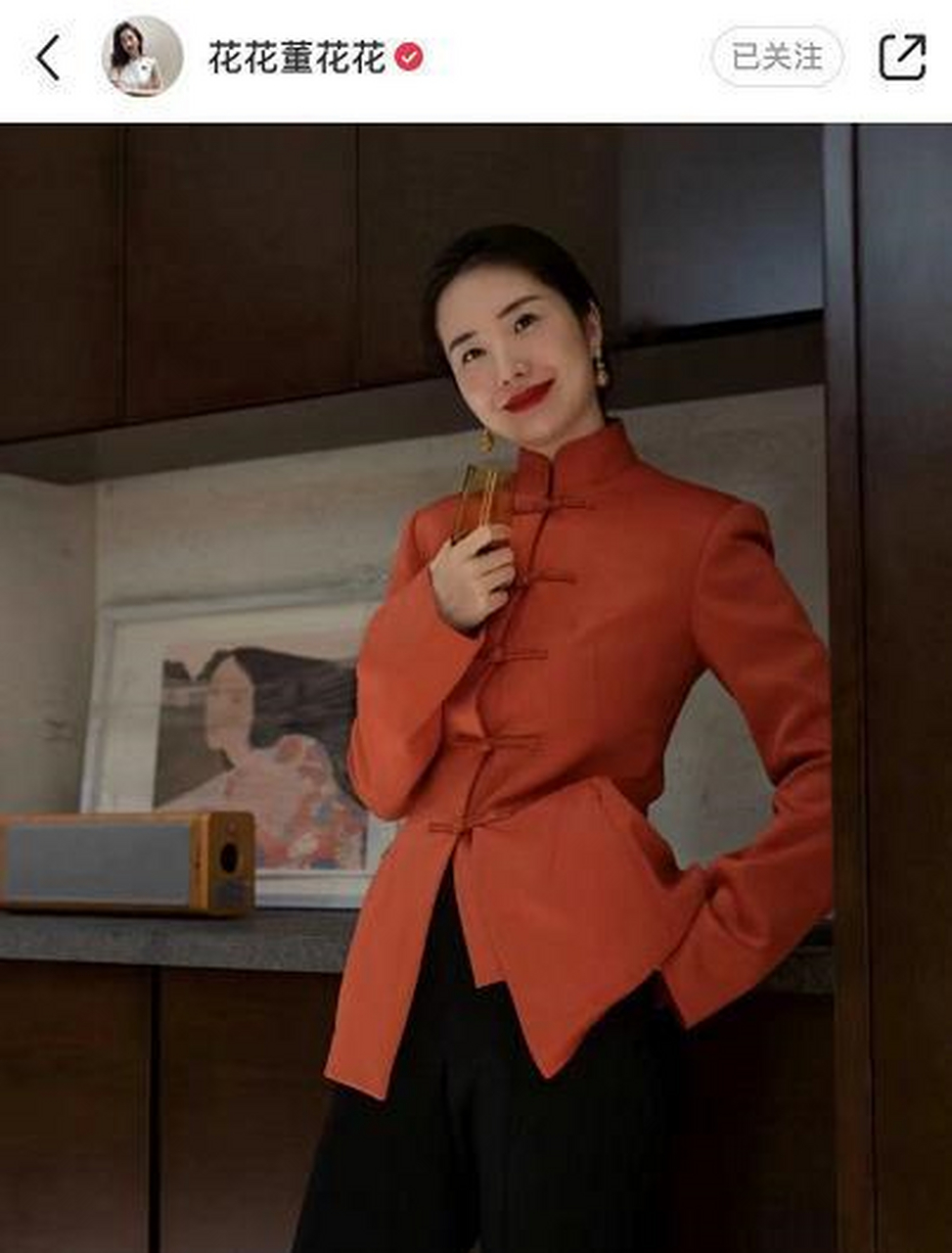 照片中,董花花挽着长发,为了迎接春节,她特意穿上了红色上衣,喜气洋洋