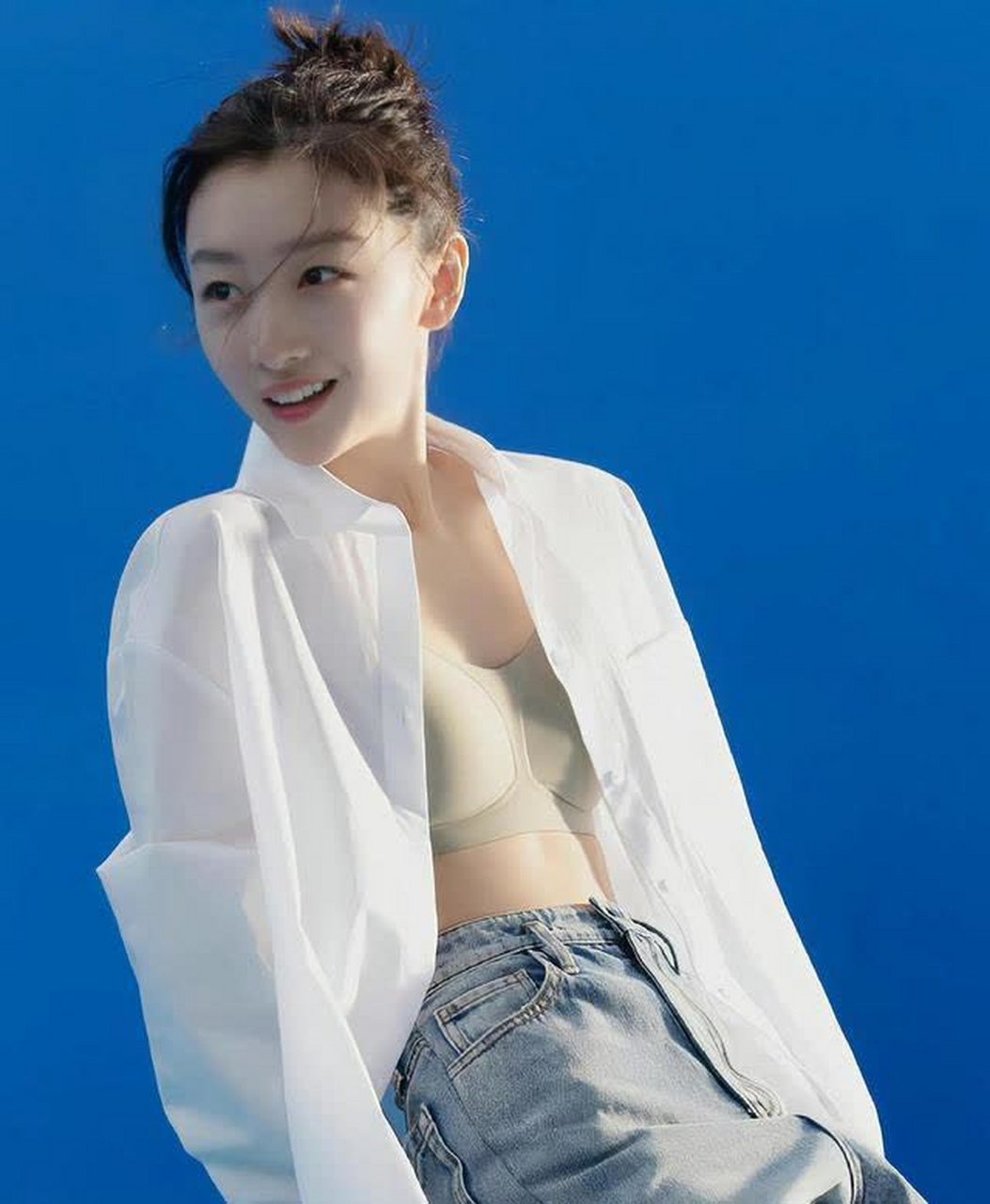 周冬雨的性感内衣广告,合适吗?    周冬雨的身材一般,几乎瘦到了极限.