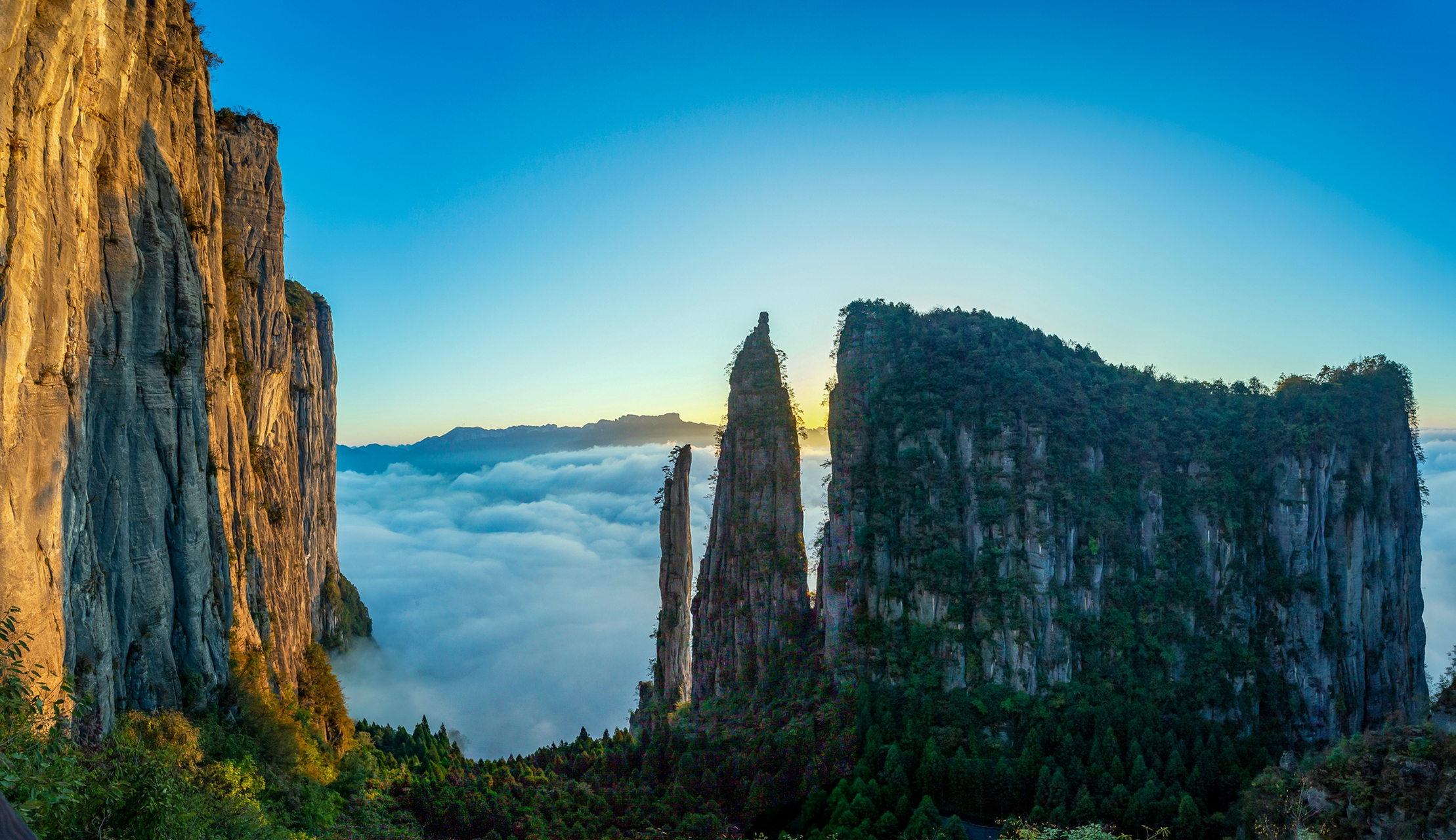 恩施大峡谷,拥有"世界地质奇观""东方科罗拉多"等多项美誉,这个季节