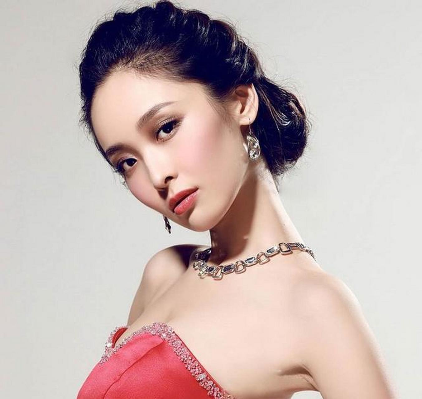 32岁李曼,性感优雅身材傲人,透着一股成熟的韵味