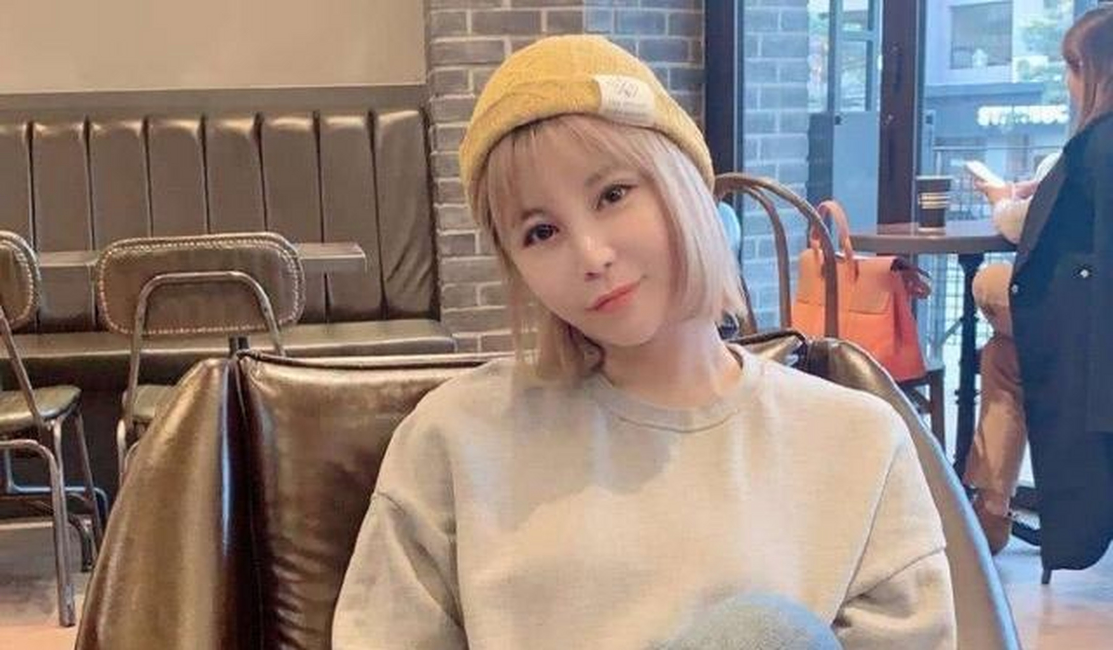 马诺的颜值很高,甜美可人,毕竟是平面模特,身材高挑火辣,是节目中的