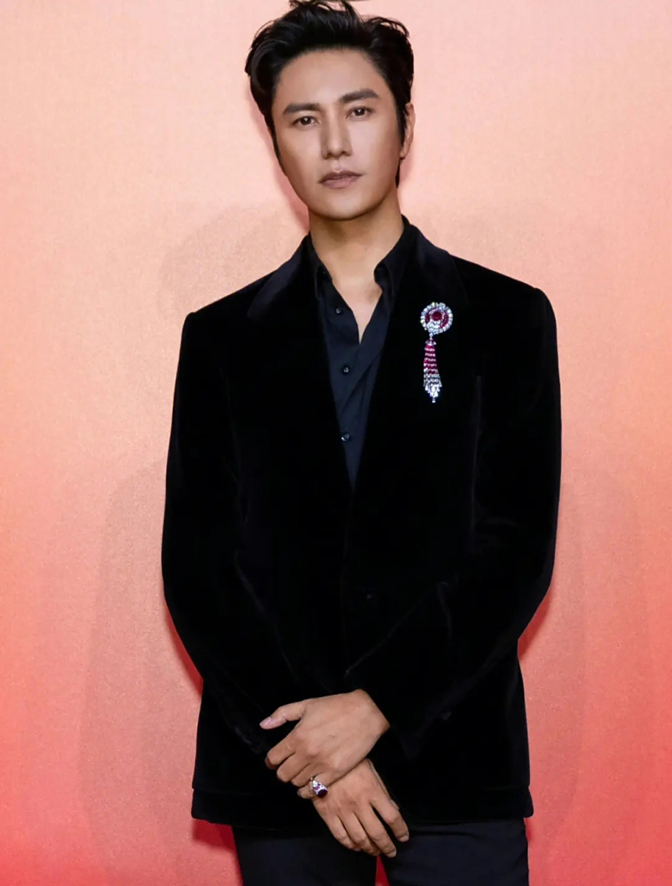 8月16日,有八卦媒体拍到陈坤带母亲和大儿子陈尊佑出门,保姆各自抱着