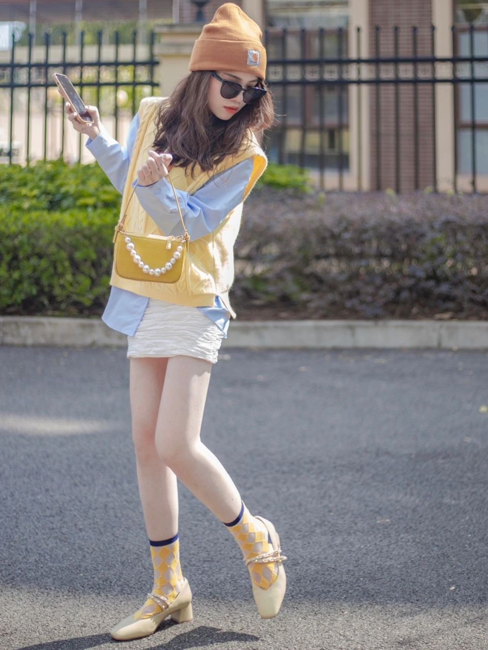 韩系穿搭春日黄蓝撞色 今天的配色思路主要以  蓝 黄 棕为主 黄色毛衣