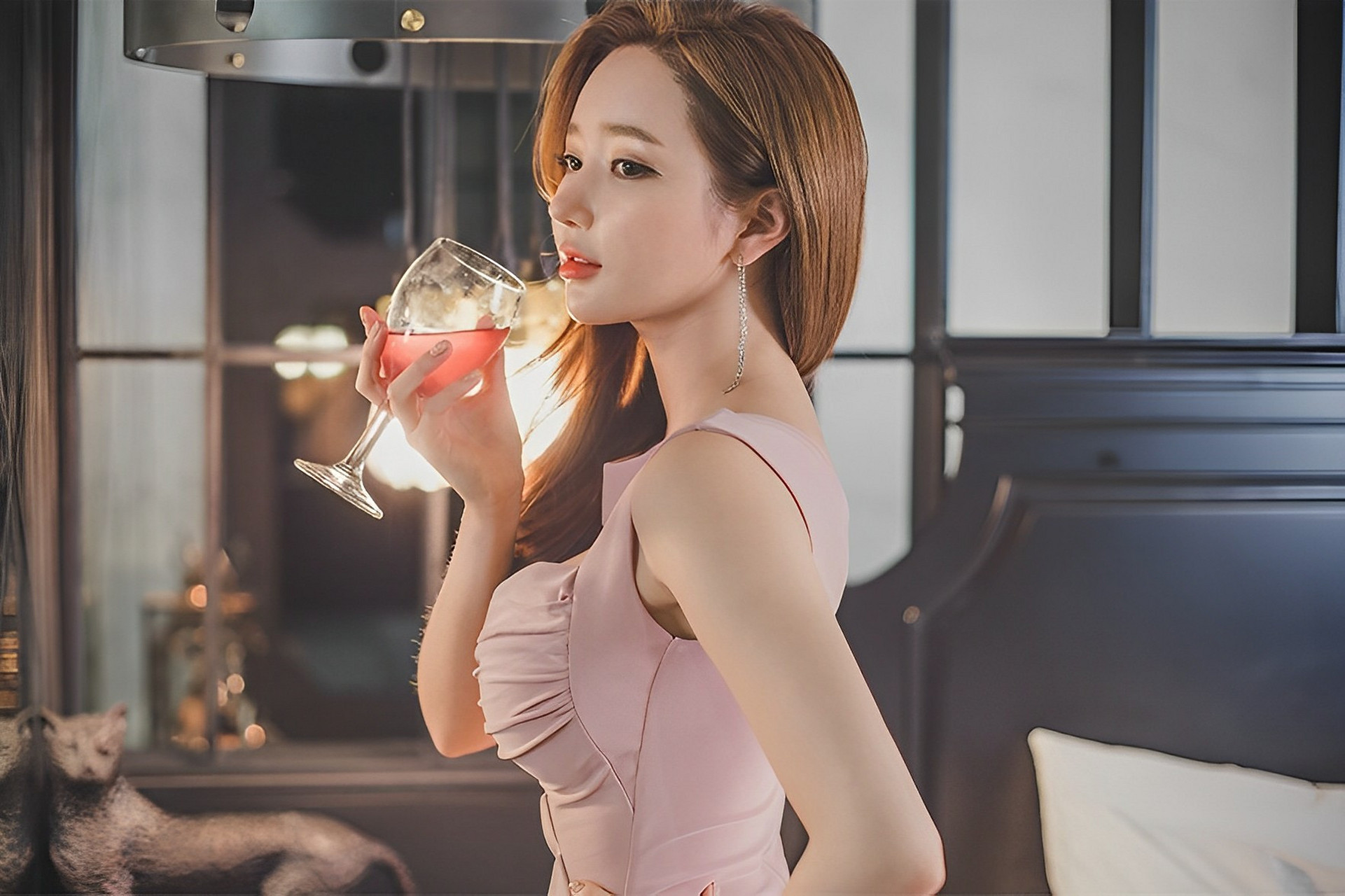 手持酒杯,轻轻品尝着红酒,仿佛在品味着人生的酸甜苦辣.