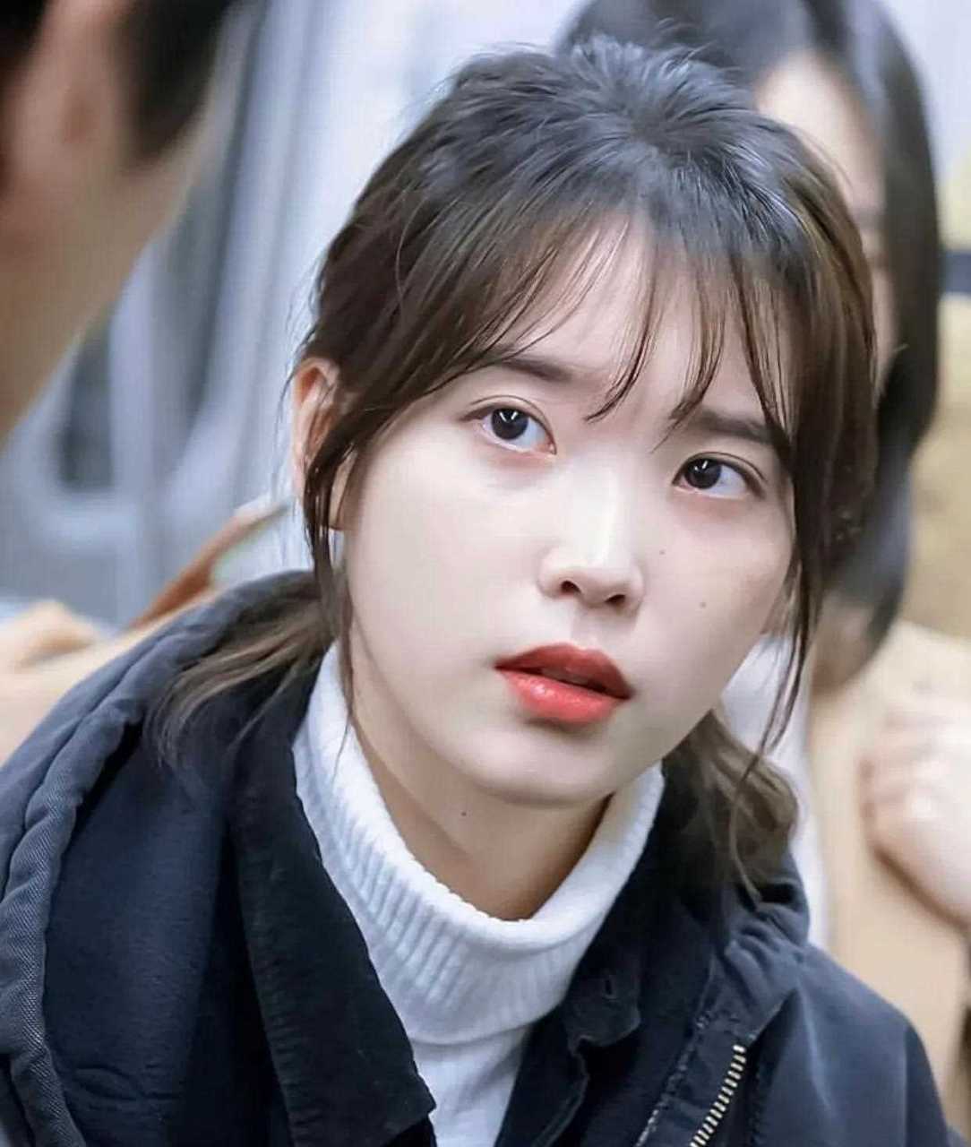iu李知恩剧中造型look.[中国加油] 马尾发尽显温柔小女人形象.