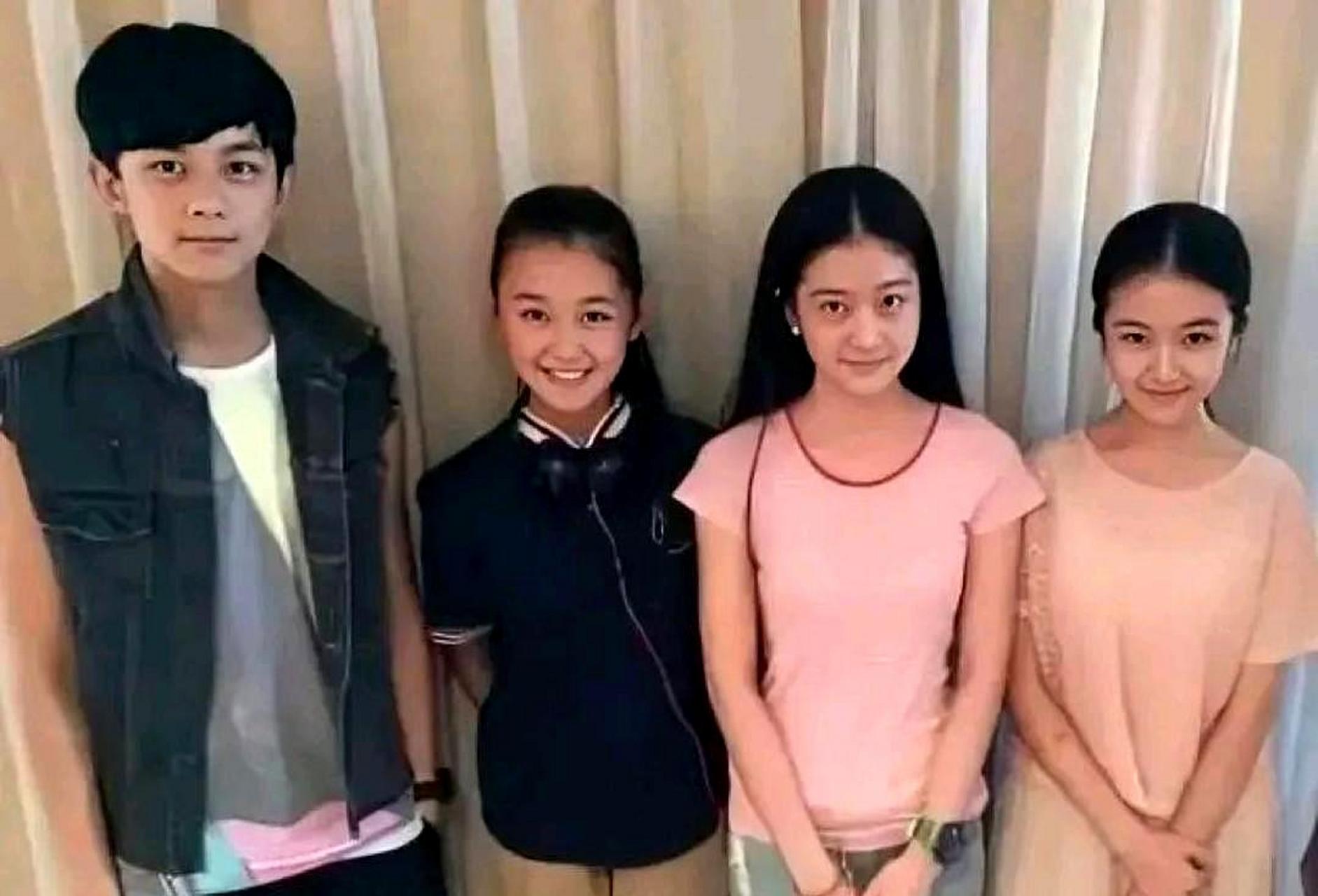 左边是吴磊,接着是蒋依依,而另外两个人我无法认出他们的身份.