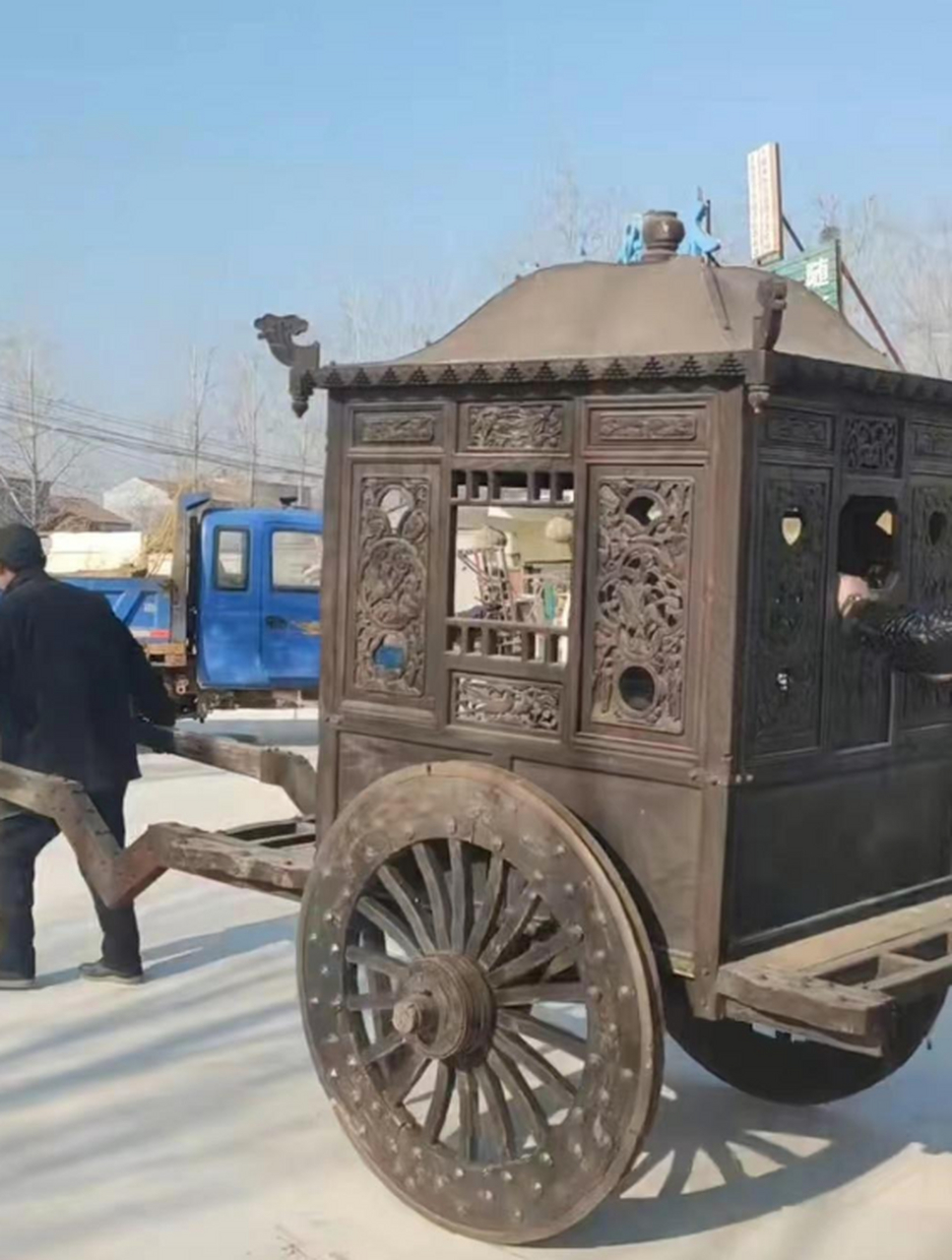 商人出七万块钱买这马车,大爷气的拉着马车就走,有一说一这马车真这么