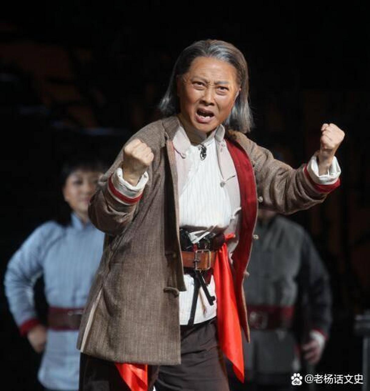 电影《拂晓枪声》和《绝密行动》中的"双枪老太婆"是以赵洪文国为原型