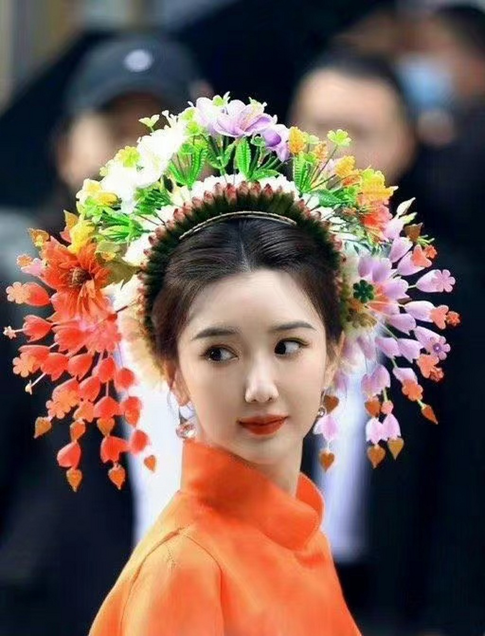 毛晓彤这个造型挺别致的,头上的花环也很有特色,让人眼前一亮