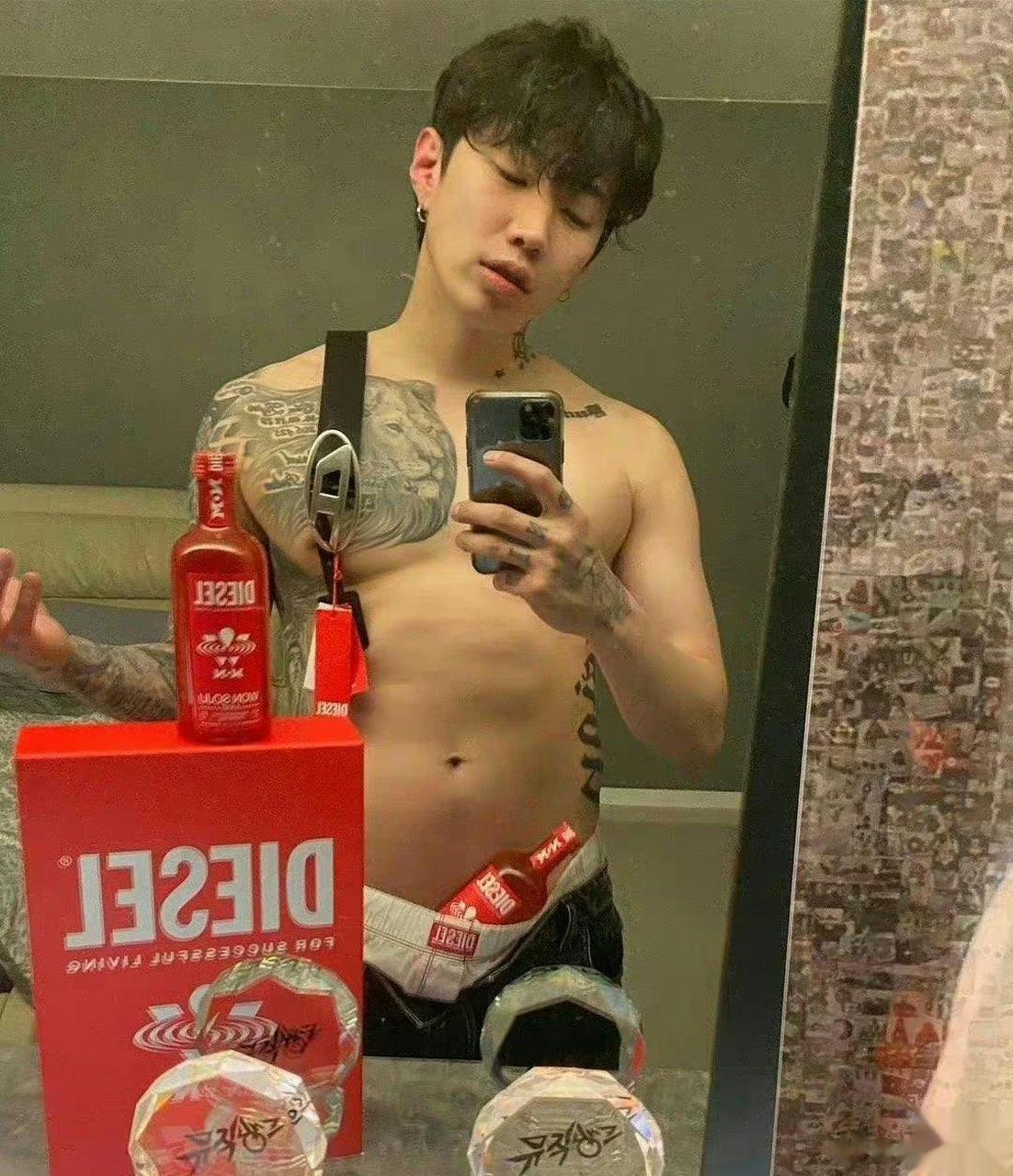 朴宰范最新对镜自拍看过裤裆藏雷的,第一次看裤裆藏酒瓶