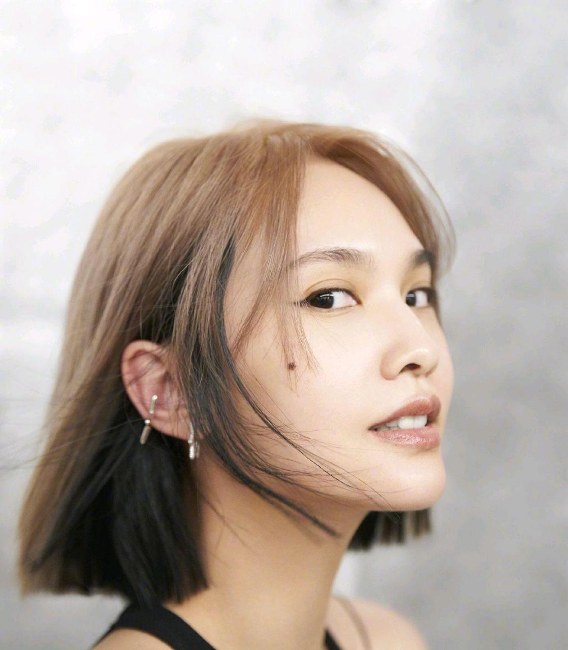 杨丞琳的短发造型很精致,波波头搭配黄发色,俏皮又减龄