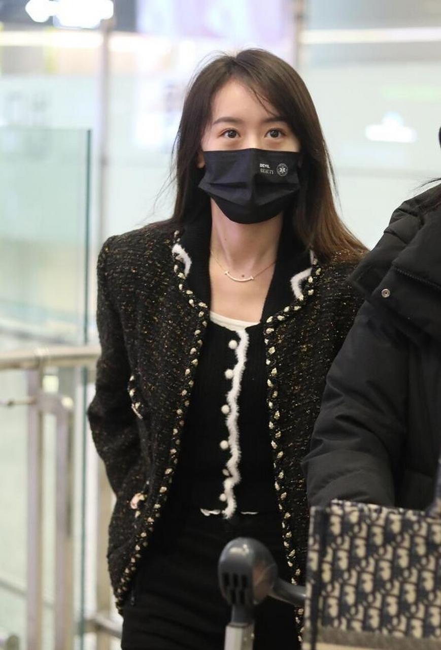 机场街拍:袁冰妍小香风粗花呢外套 黑色紧身裤