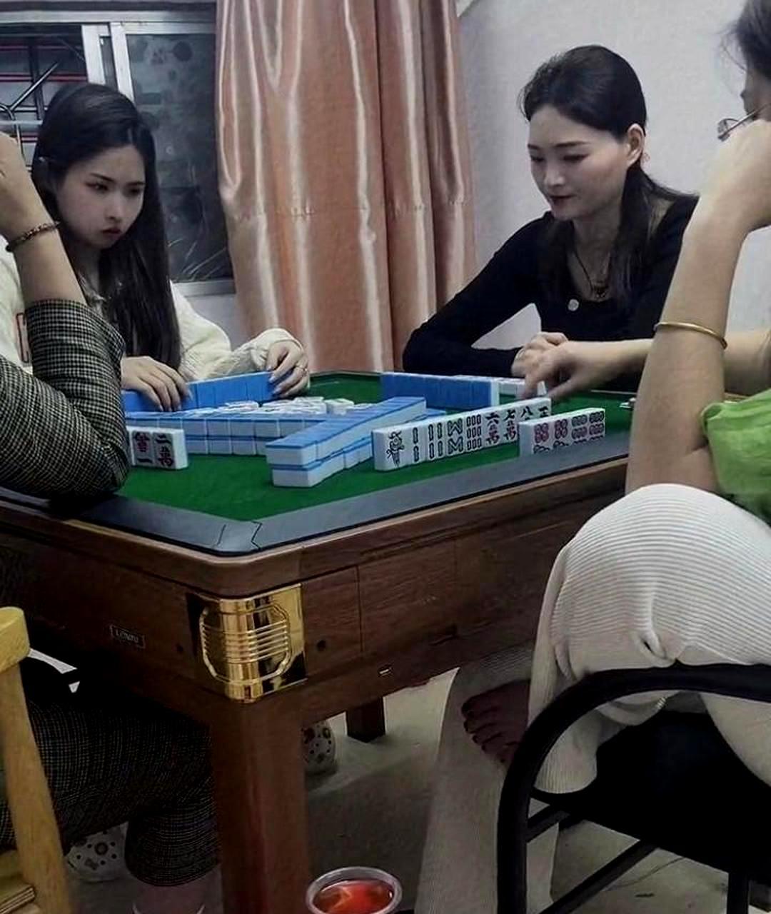 现在女性打麻将的热情如此之高,甚至不顾家庭.