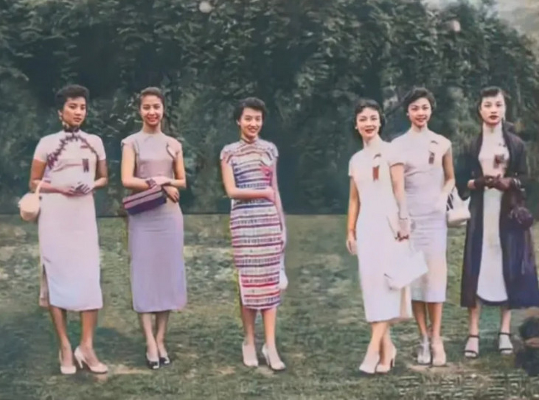 1930年民国上流社会名媛装扮,清一色的高跟旗袍手提包,和如今的名媛