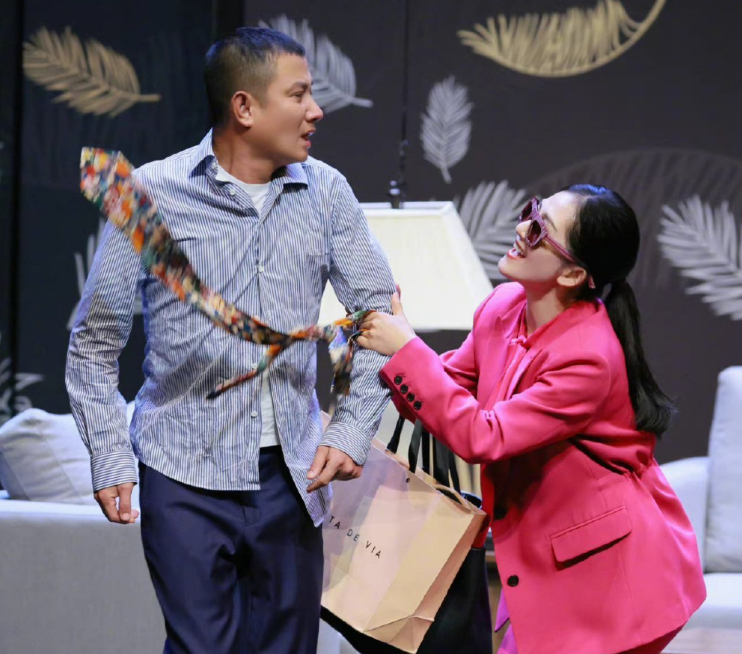 5月29日,演员文章最新近况曝光,有八卦媒体在机场拍到了文章跟女儿