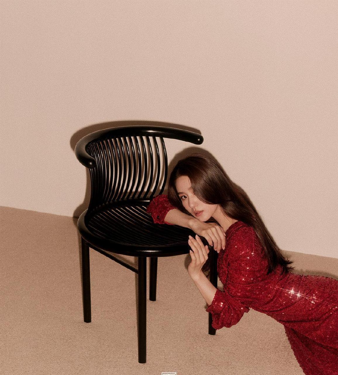 刘诗诗时尚大片曝光[比心] 身着loewe2021秋冬系列波光长裙,搭配慵懒