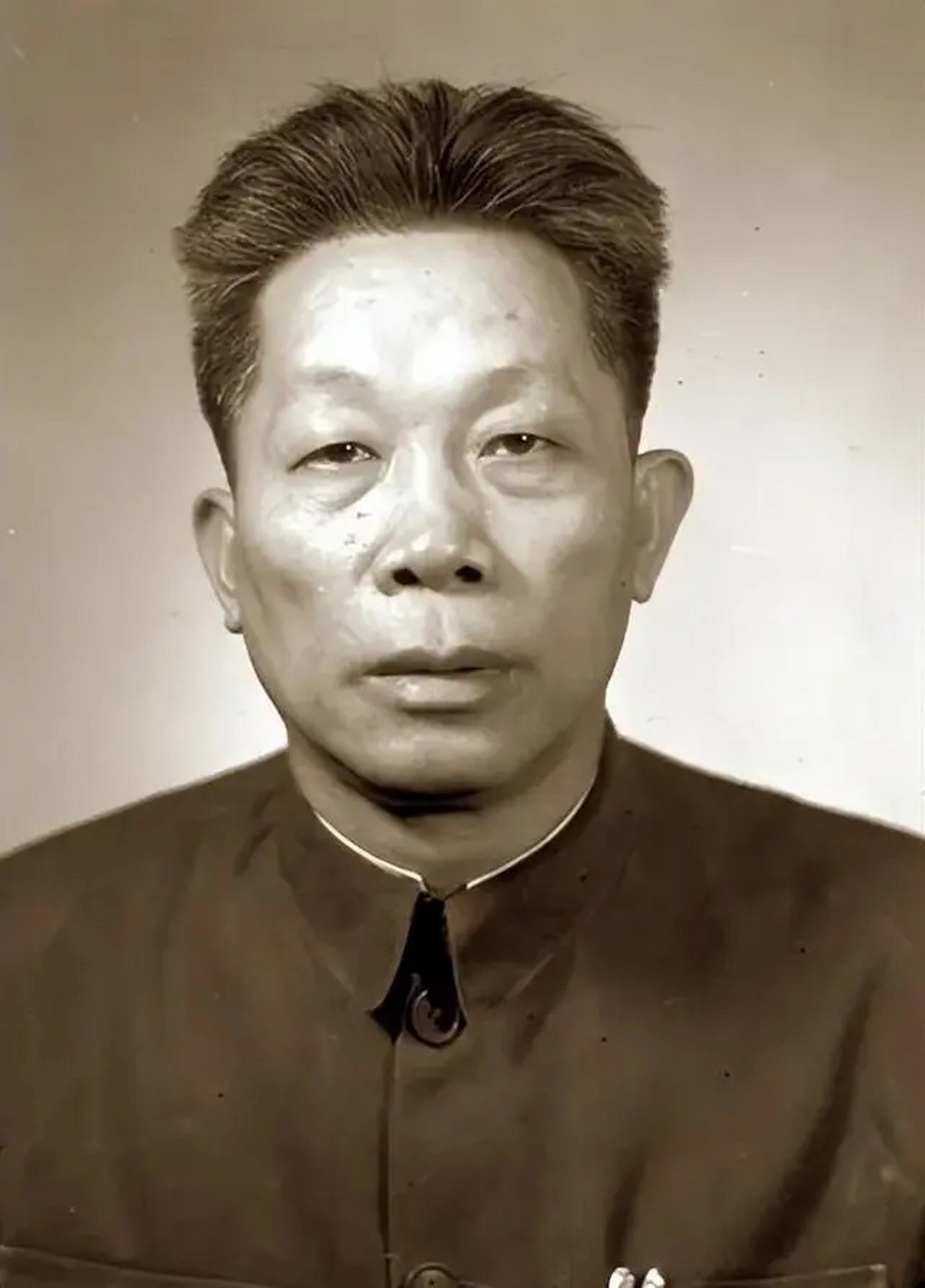 冯白驹:曾任广东副省长,曾获三枚一级勋章,1957年却被免职,冯白驹为了