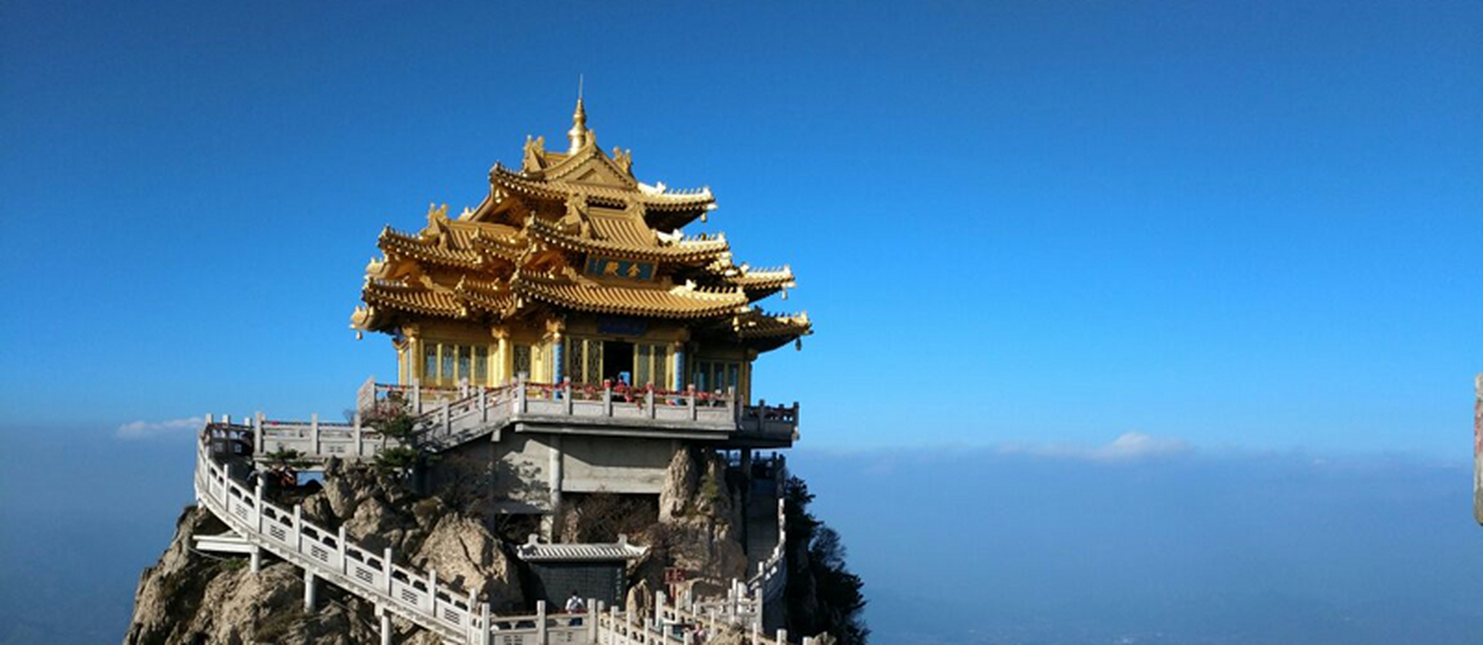 从自然景致来看,作为伏牛山主峰的老君山海拔2297米,不仅是国家级的