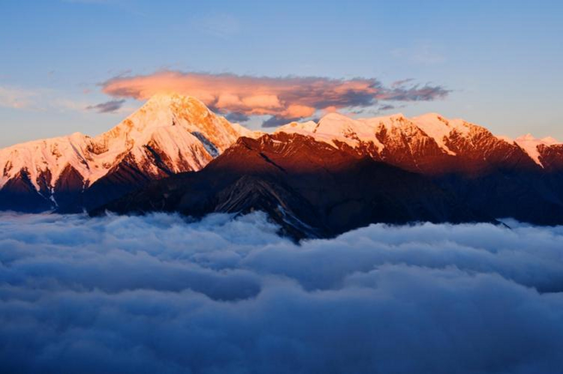 贡嘎山,它可是横断山脉的一颗璀璨明珠,位于康定市以南,主峰海拔高达