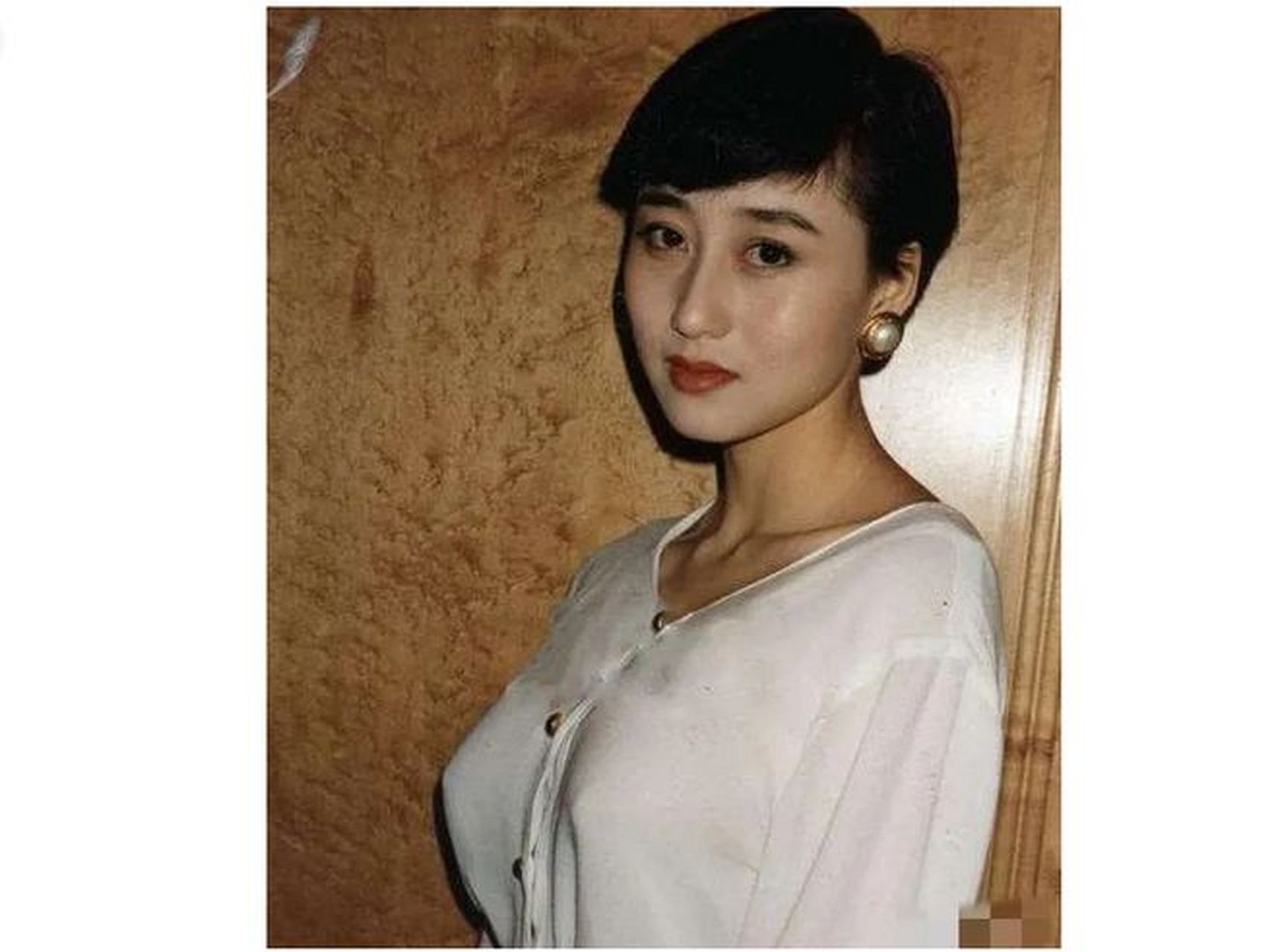 利智,在90年代留下了一张经典照片,她在照片中展现