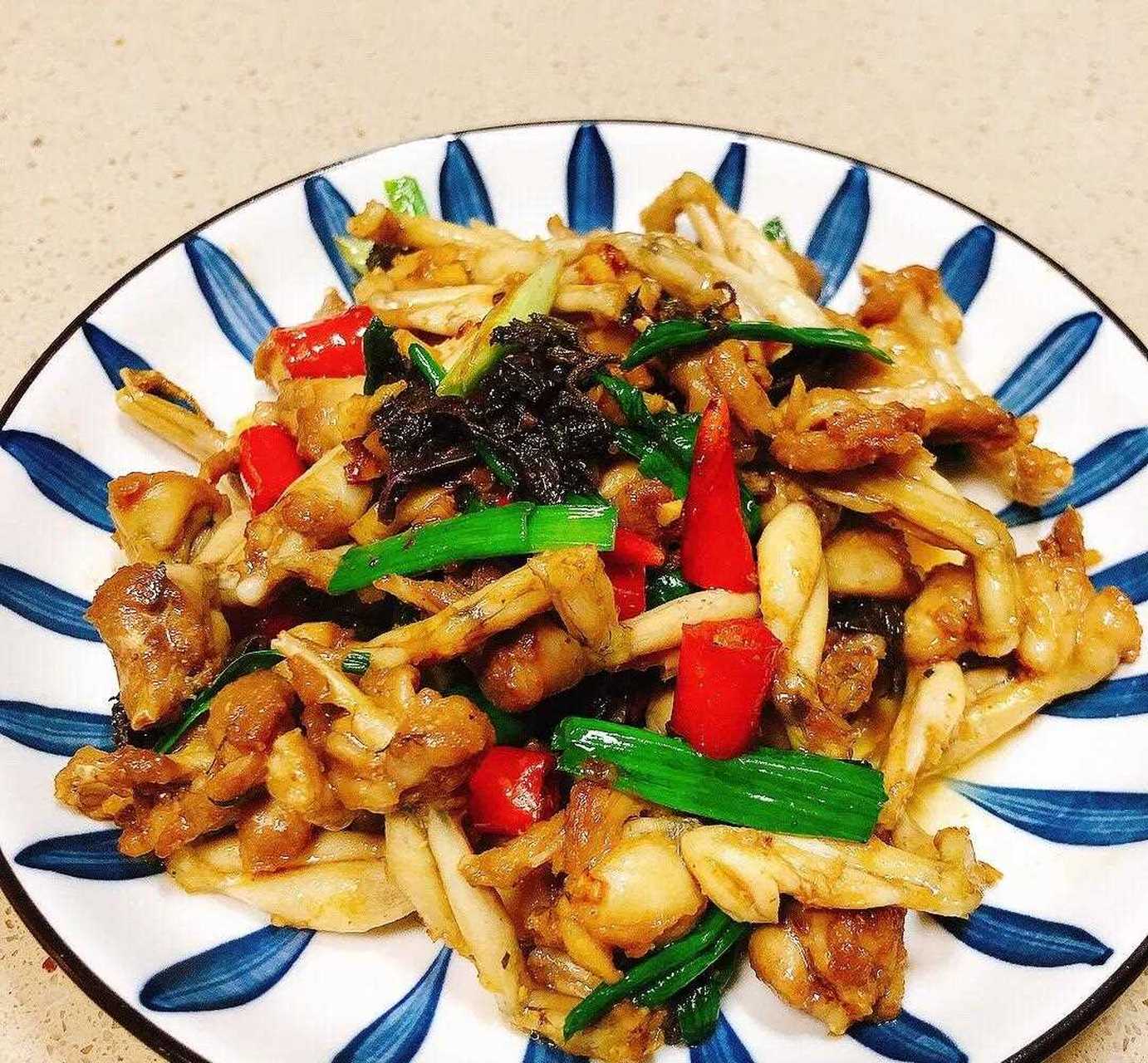 记录家常便饭  爆炒田鸡,红烧酿豆腐,黄瓜炒火腿肠, 鱿鱼煮干笋