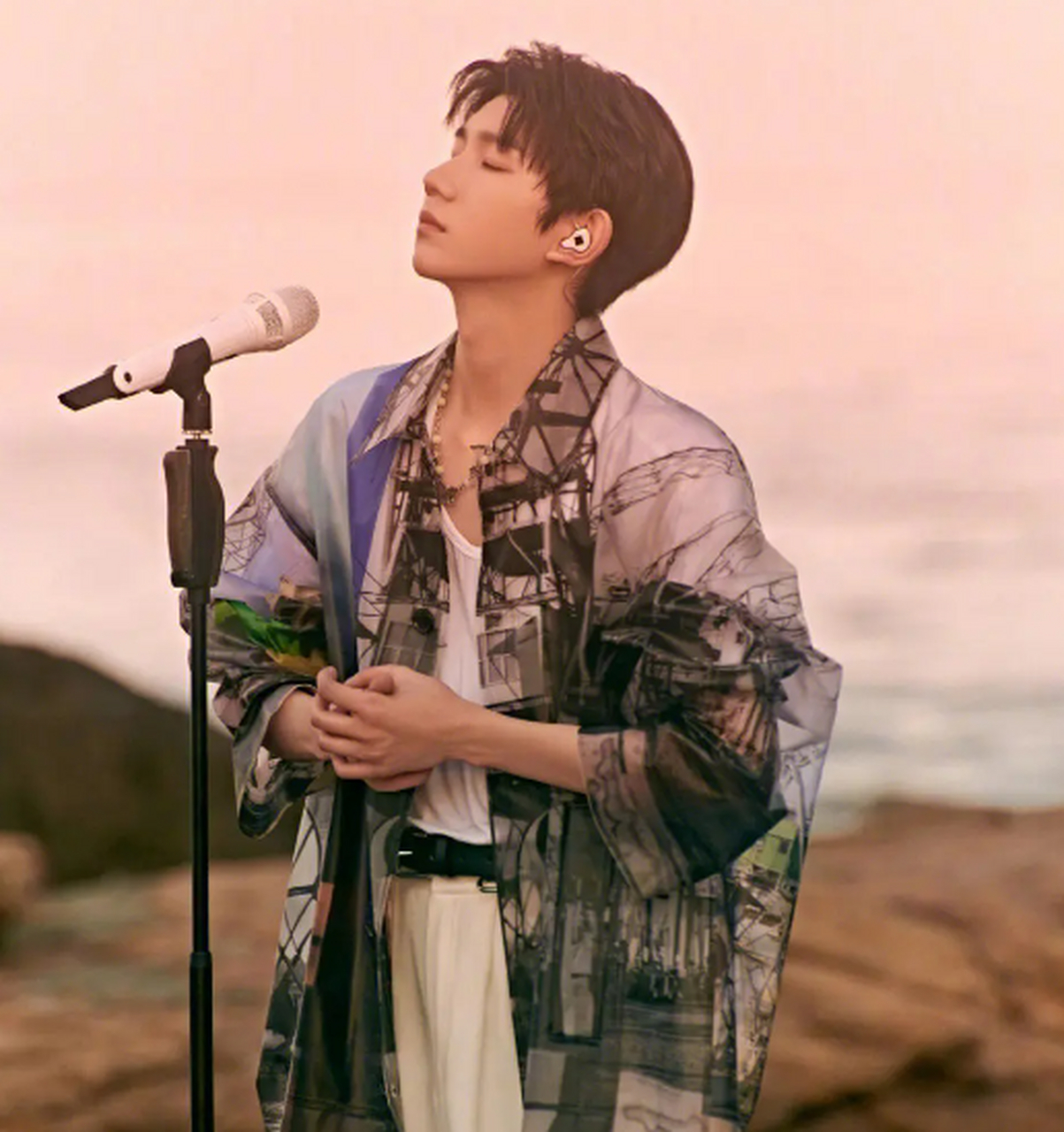 王源巡演唱赵英俊作曲的歌:我们都记得你 | 5月28日,王源重庆巡演时