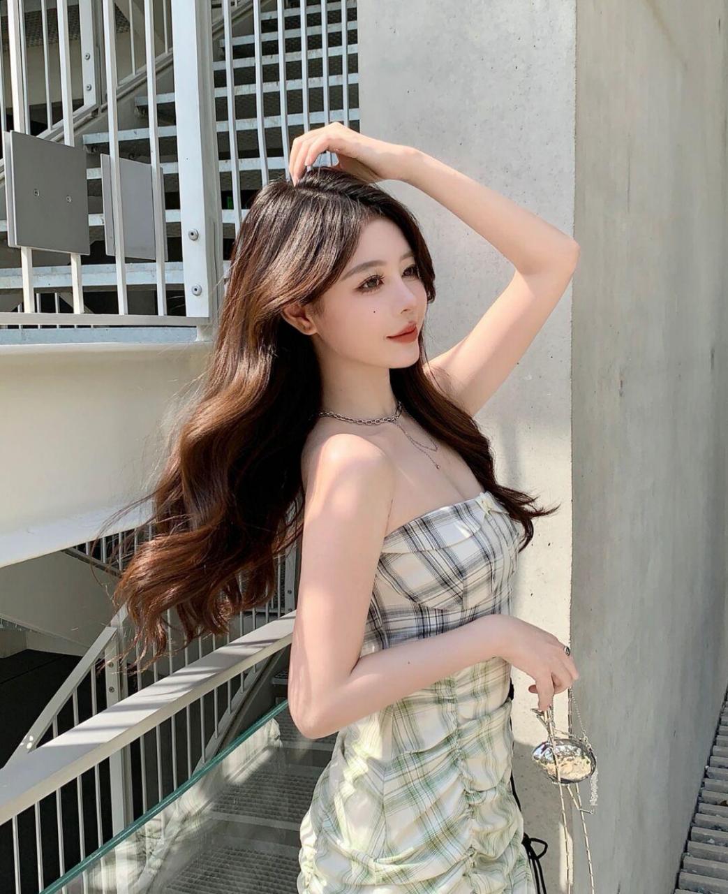 阳光下自拍长发小姐姐,露肩连衣裙,气质非凡