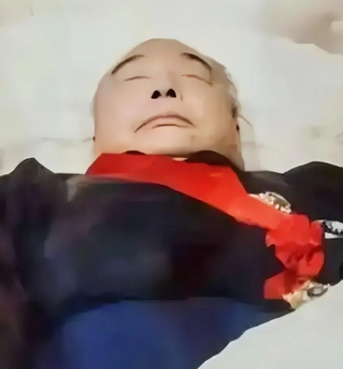 这是1988年1月,蒋经国"入殓"时的遗容,镜头中的他身穿黑色马褂,神态