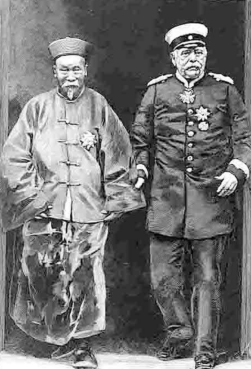 1896年,李鴻章訪問德國,與鐵血首相俾斯麥合影.