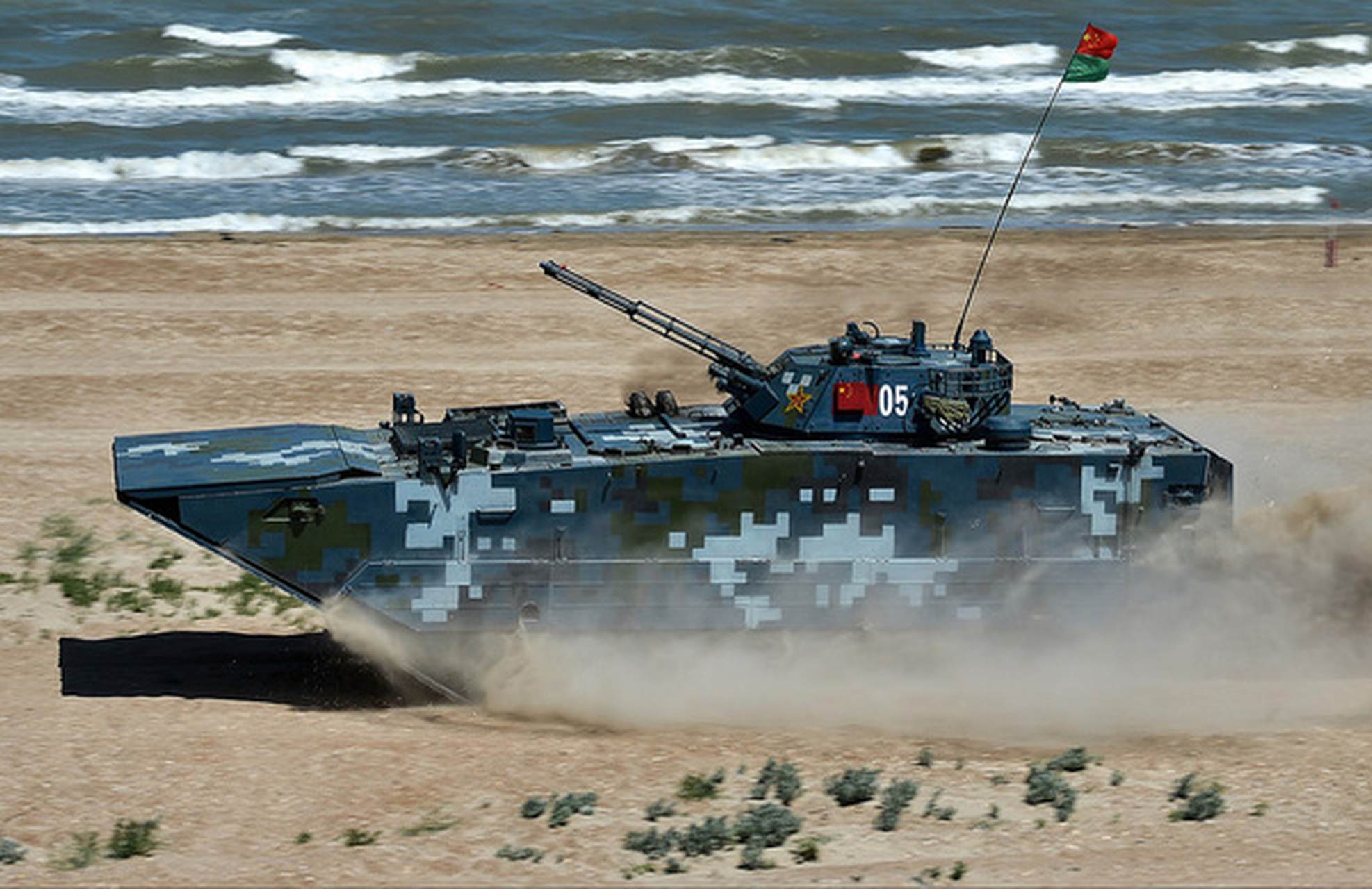 在这里,今天向大家简单介绍一款实力强劲的两栖步兵战车:zbd-05两栖