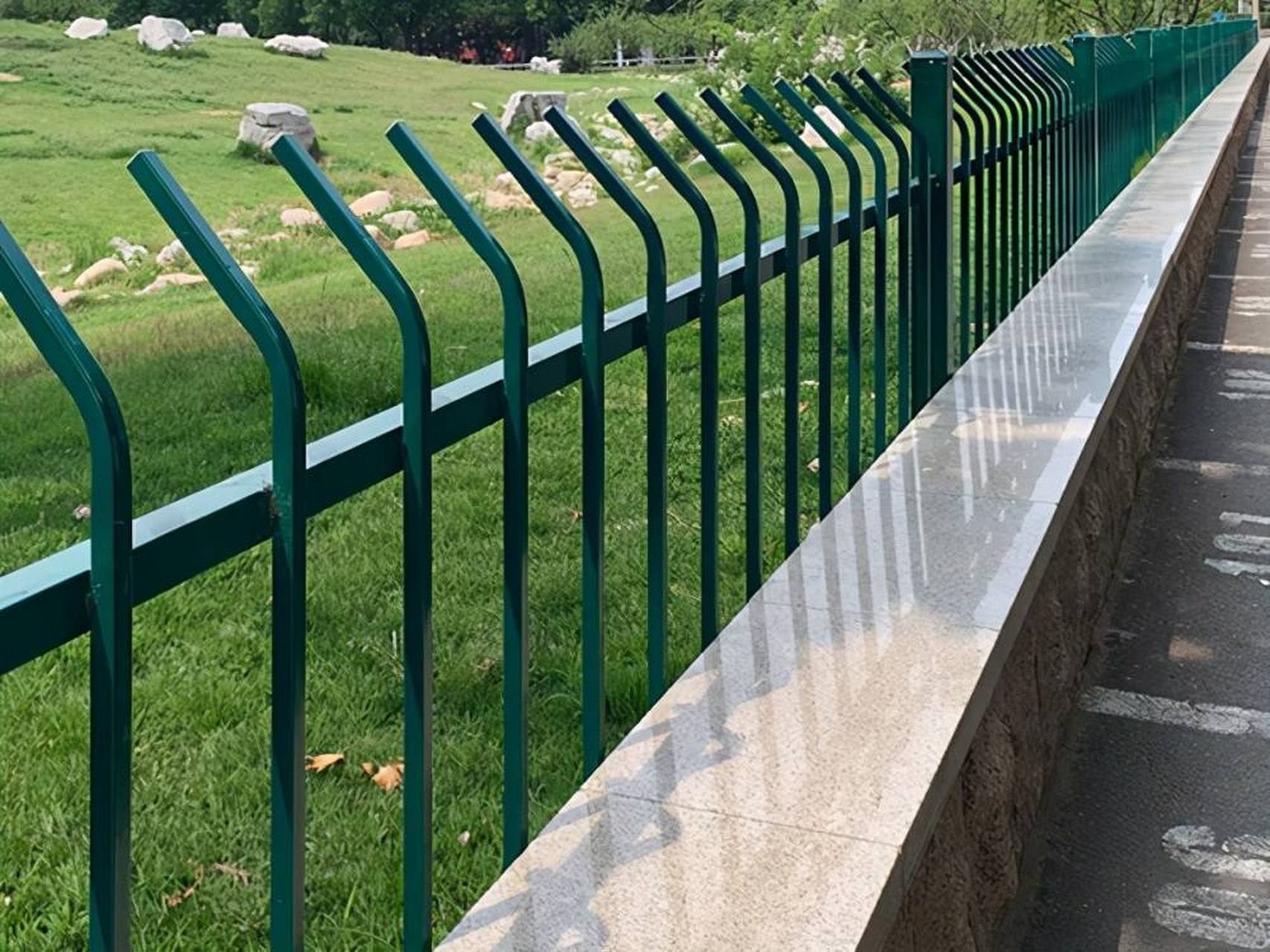 高质量绿化带护栏网,为城市交通安全保驾护航 我们生产的绿化带护栏网