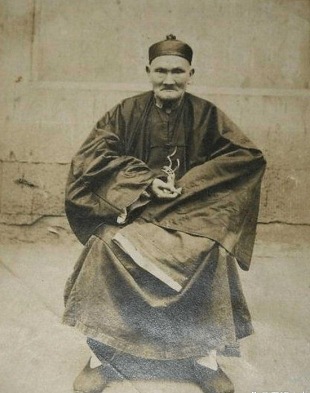 李庆远:活了256岁,娶24位妻子,生了180位后人 李庆远是一位中医药学者