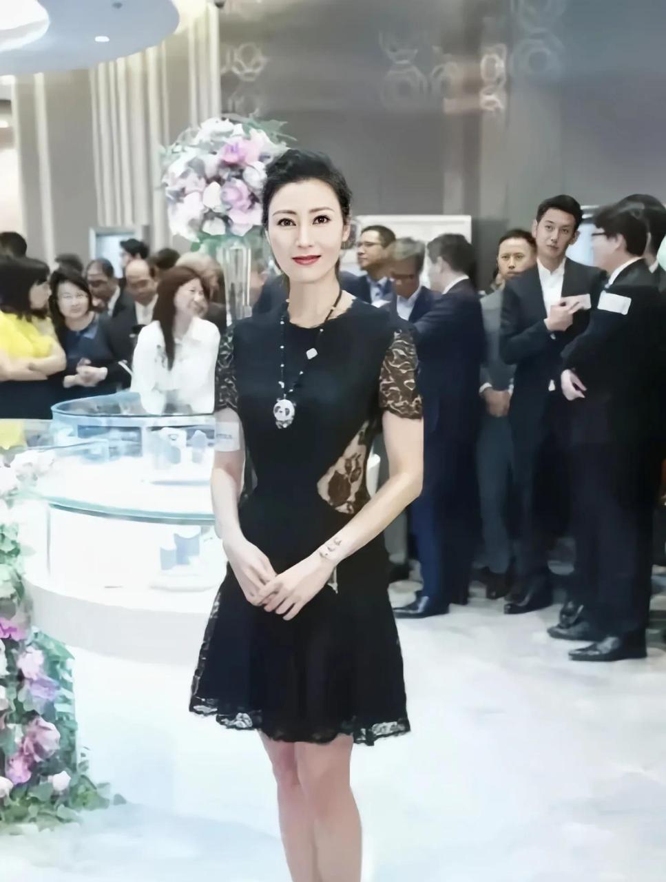 百家号星火计划# 李嘉欣出席活动,在人群中漂亮得很有吸引力.