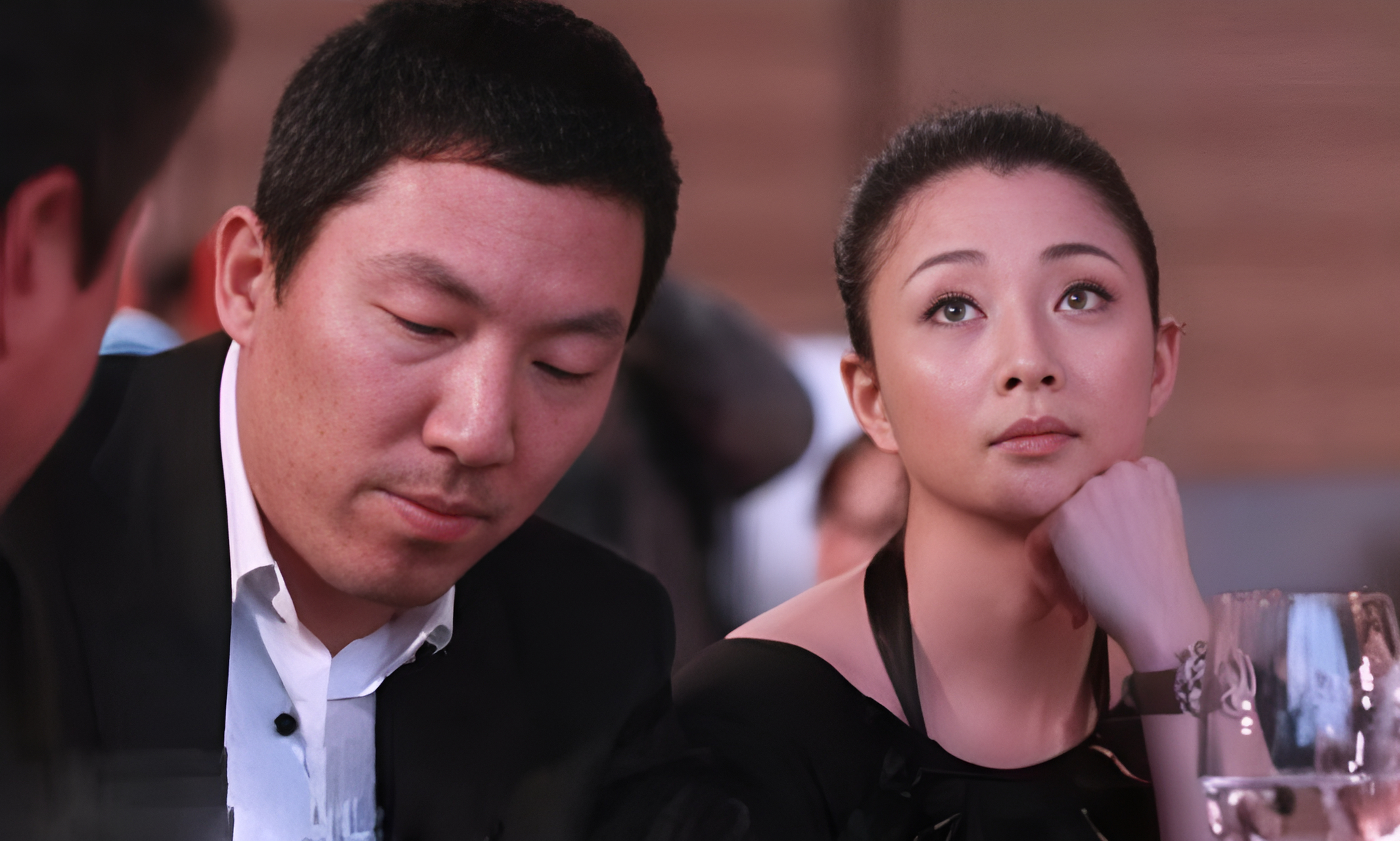 当时,一个有钱的商人叫孙东海追求了殷桃,他非常疯狂地爱上了她!