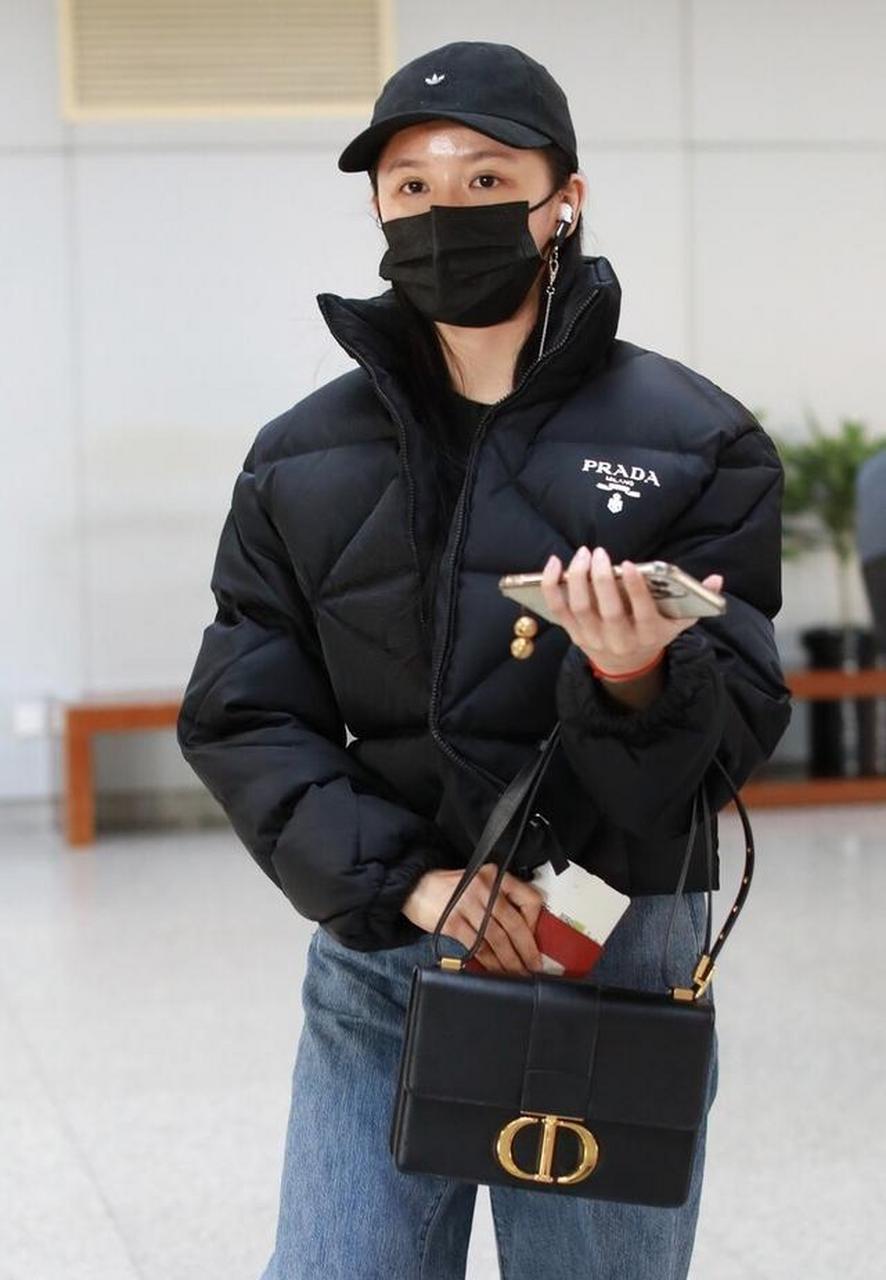 机场街拍:蔡卓宜黑色羽绒服 牛仔裤时髦美丽