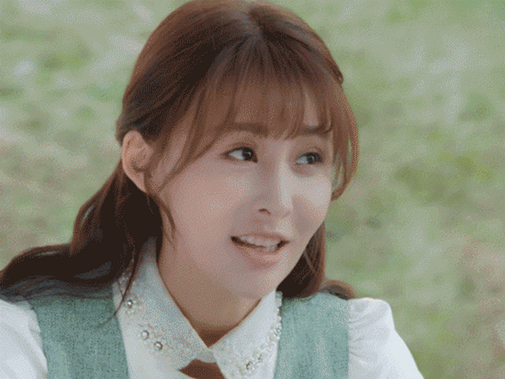 在电视剧《八方传奇》中,贾清头戴虎皮帽,身穿翻毛麓皮大衣,静坐于一